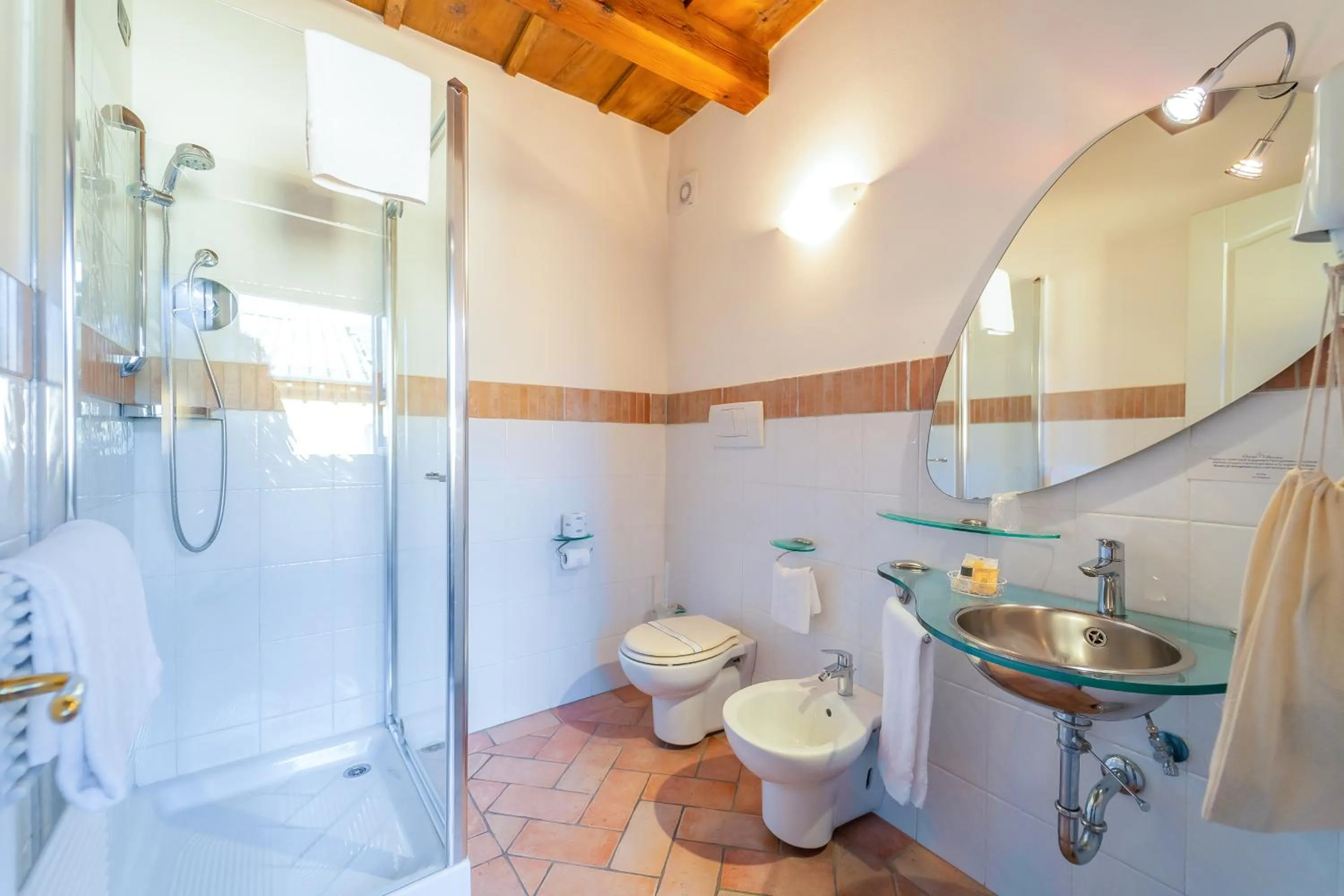 Bathroom in Albergo Falterona