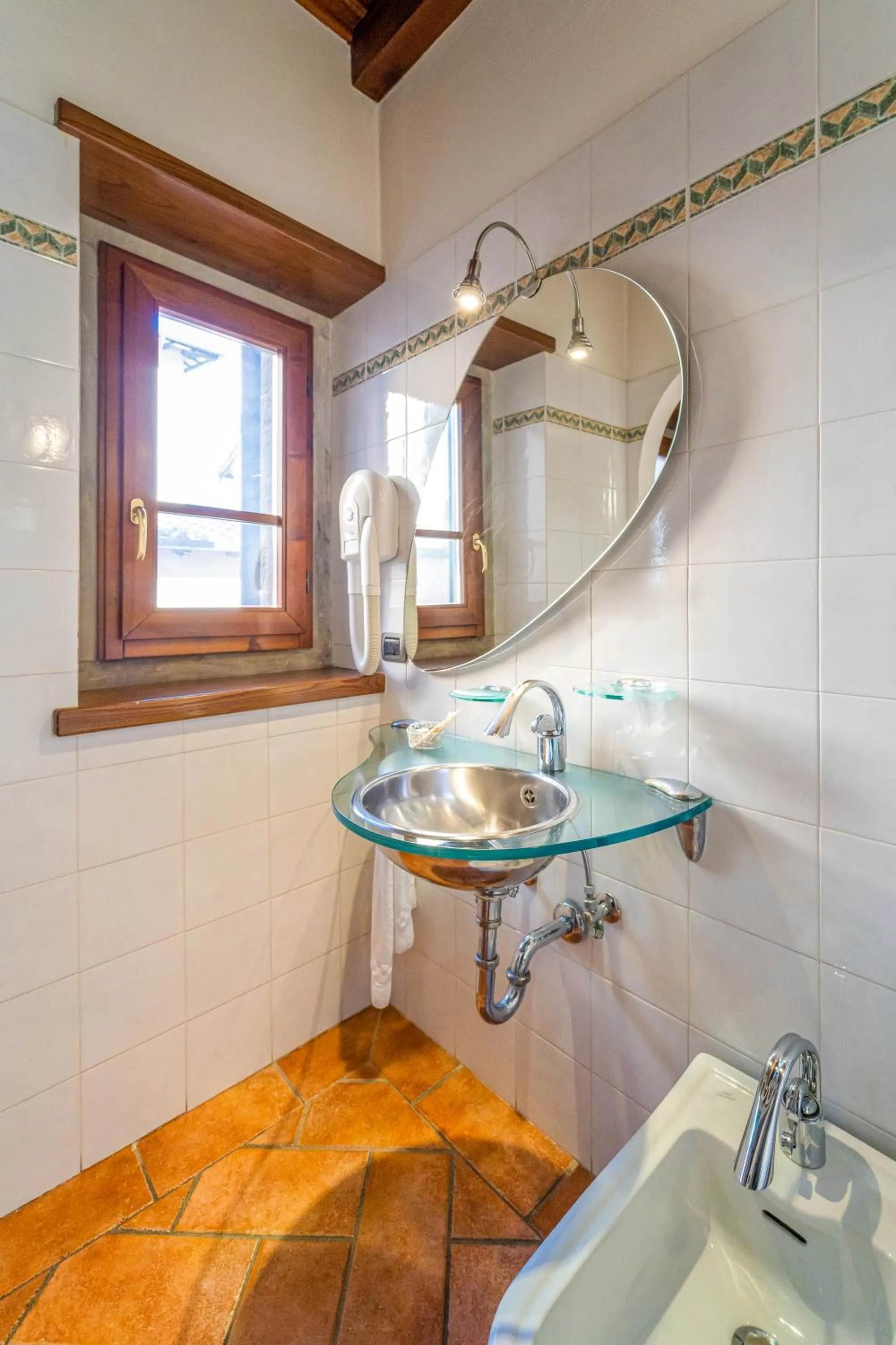 Bathroom in Albergo Falterona
