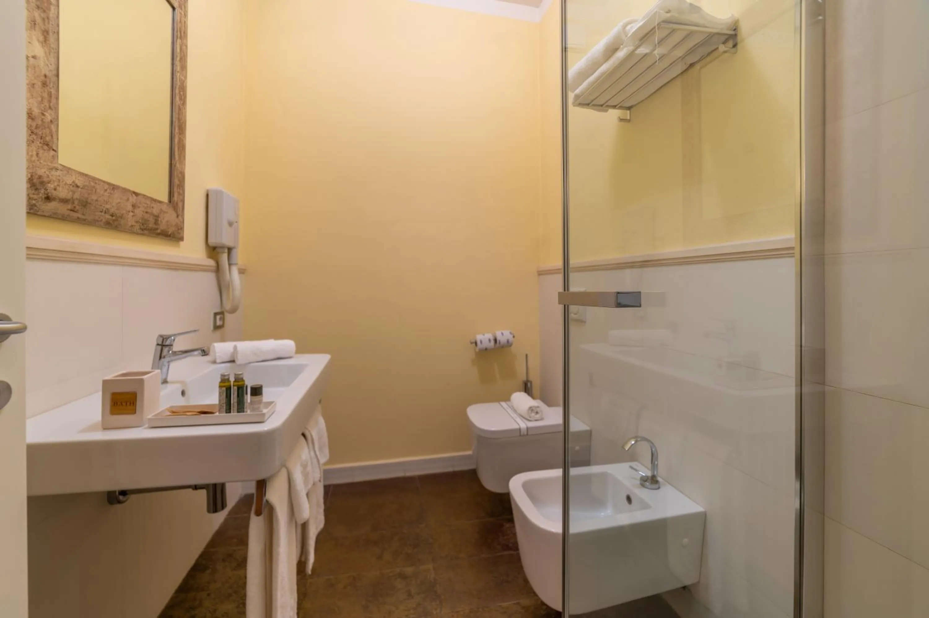 Shower in Albergo Falterona