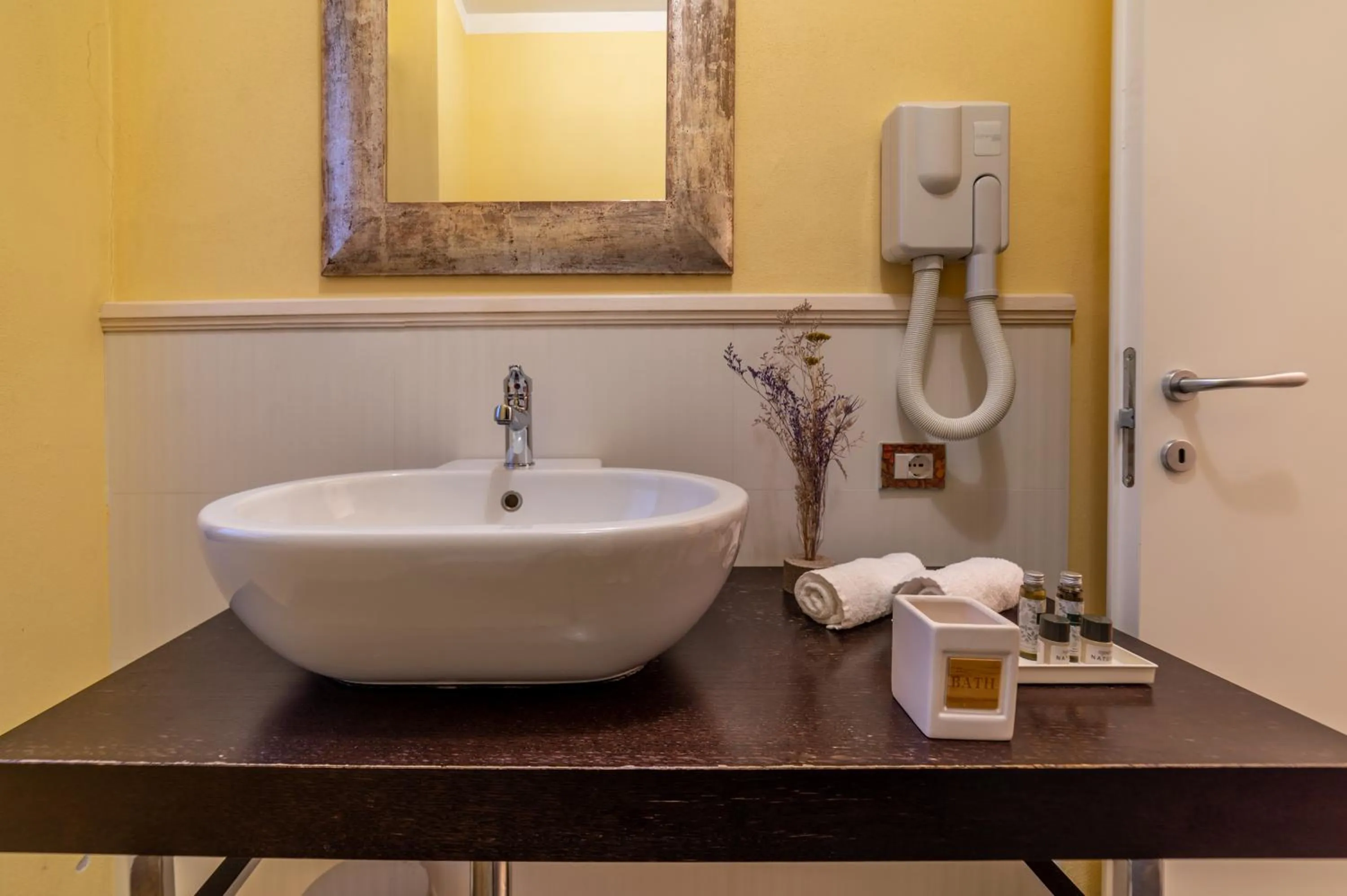 Bathroom in Albergo Falterona