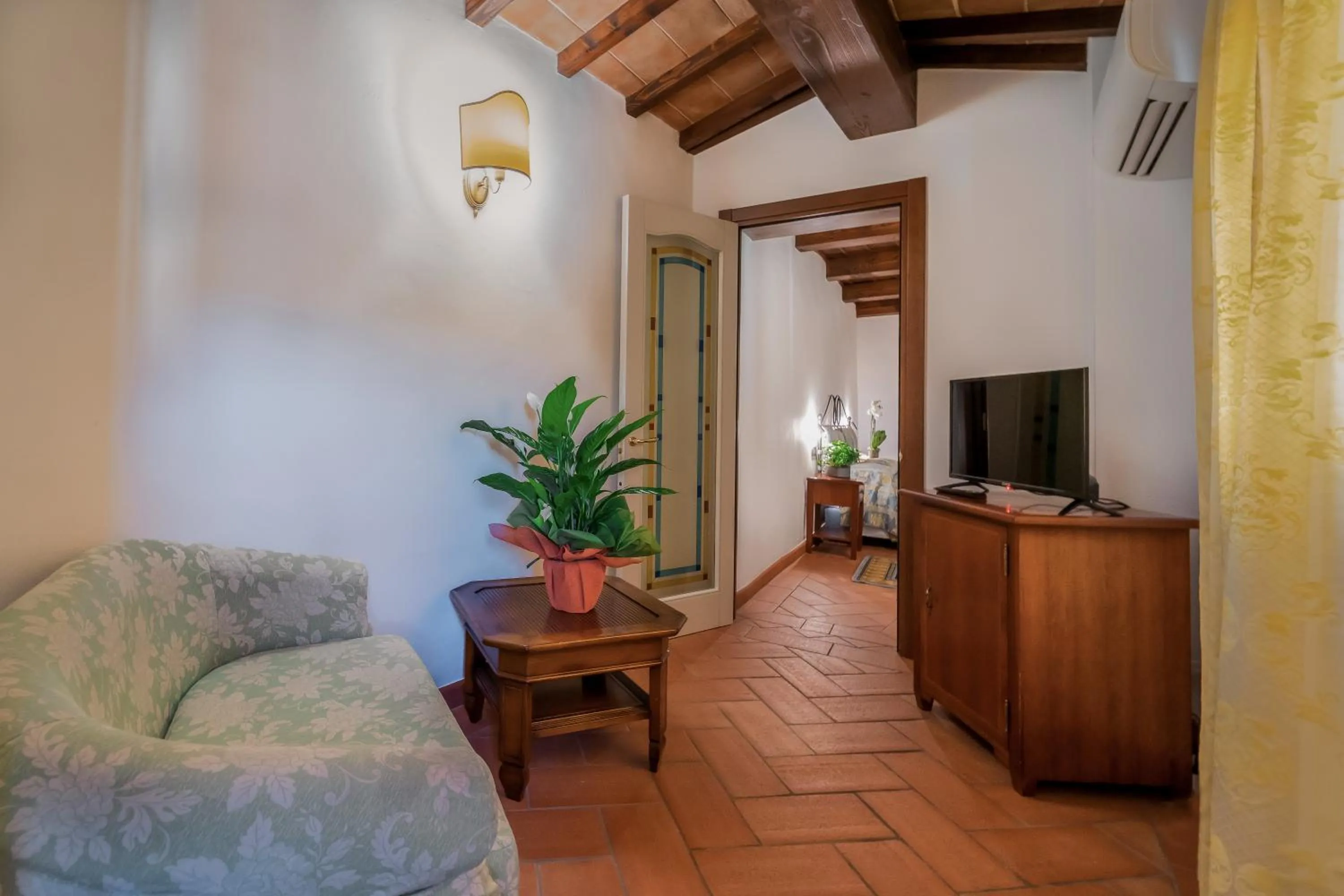 TV and multimedia in Albergo Falterona