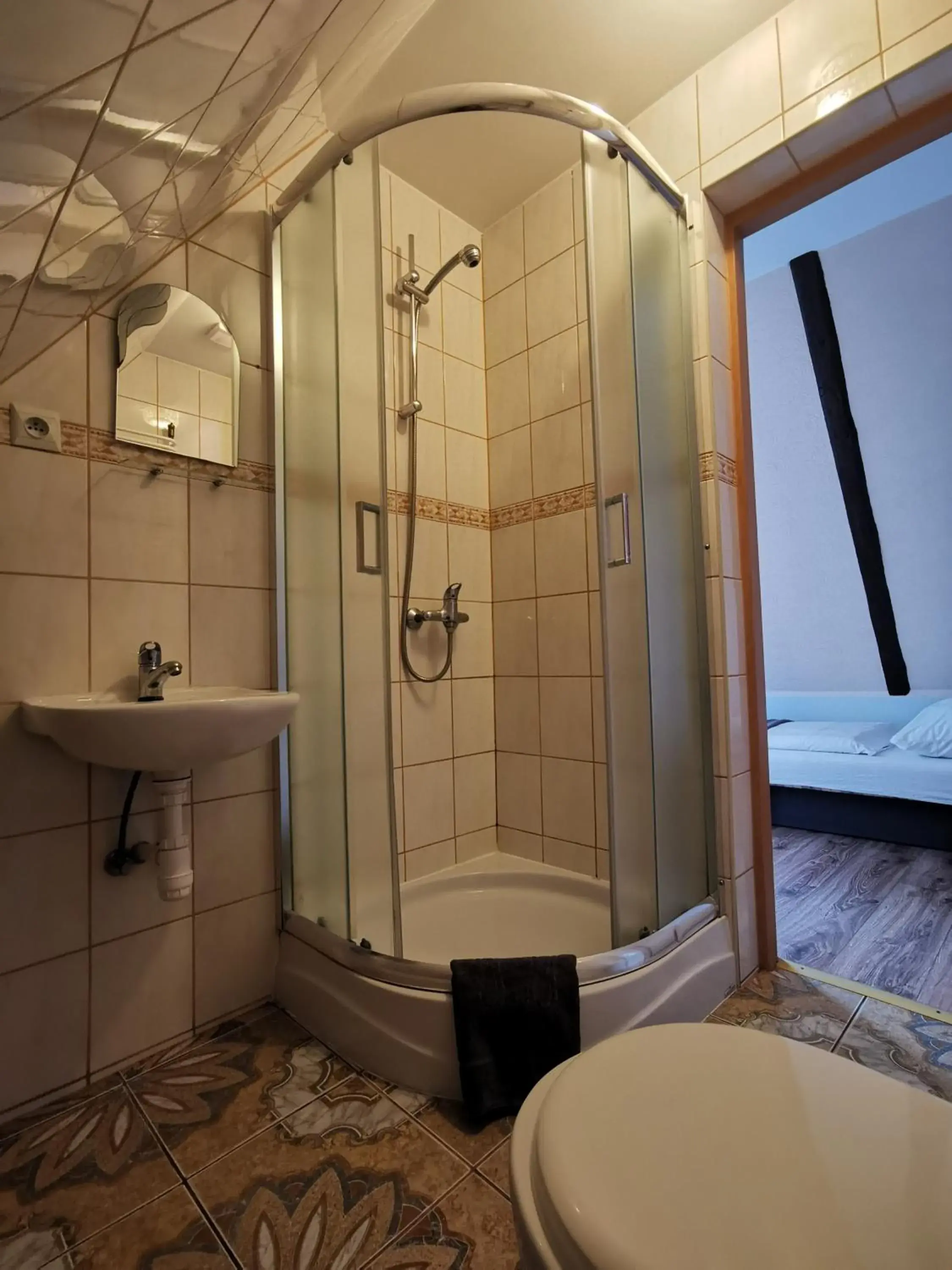 Quadruple Room with Bathroom - single occupancy in Zielony Dom Quadruple Room with Bathroom - single occupancy in Zielony Dom