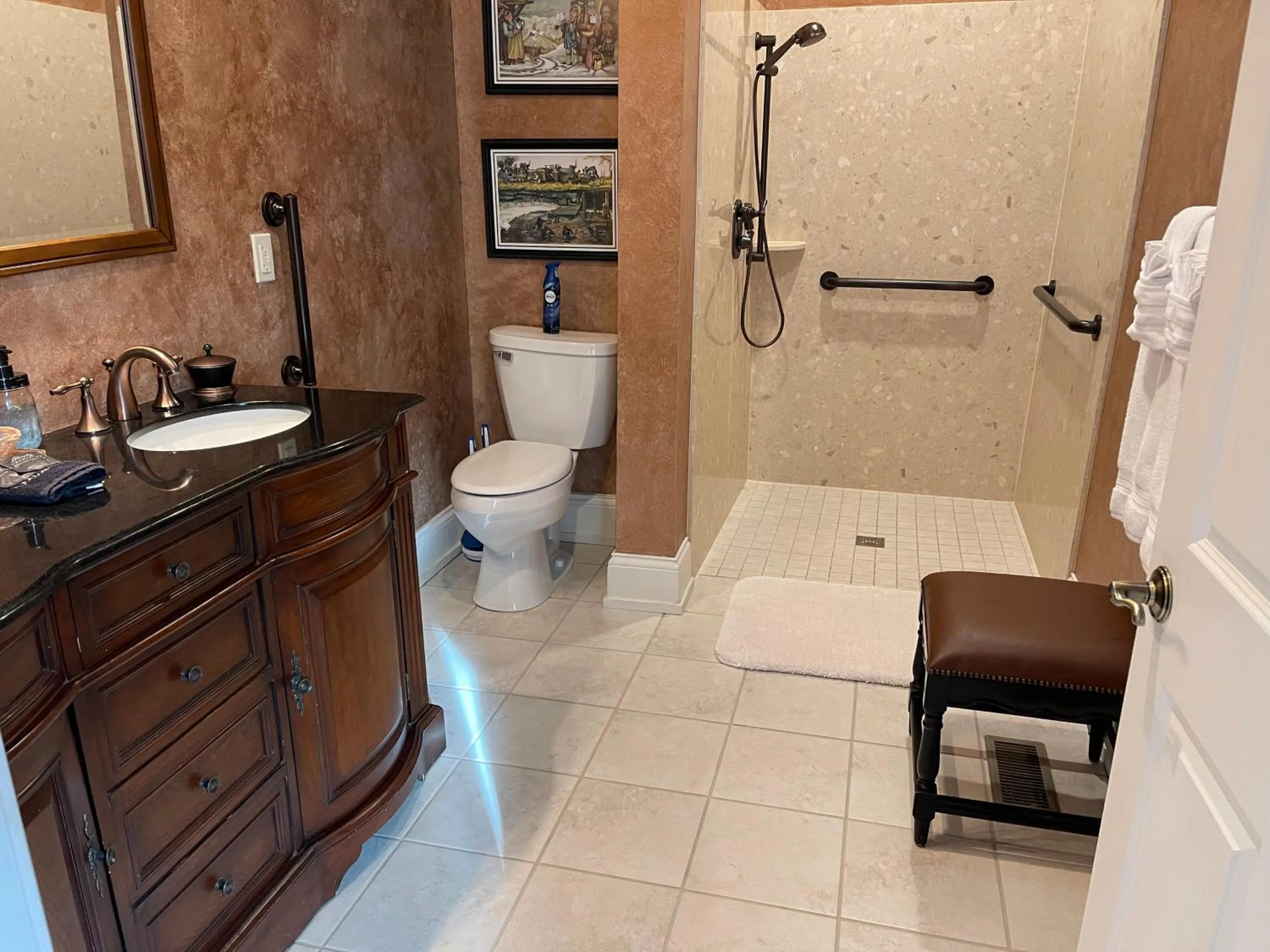 Bathroom in Riverside Inn Bed and Breakfast