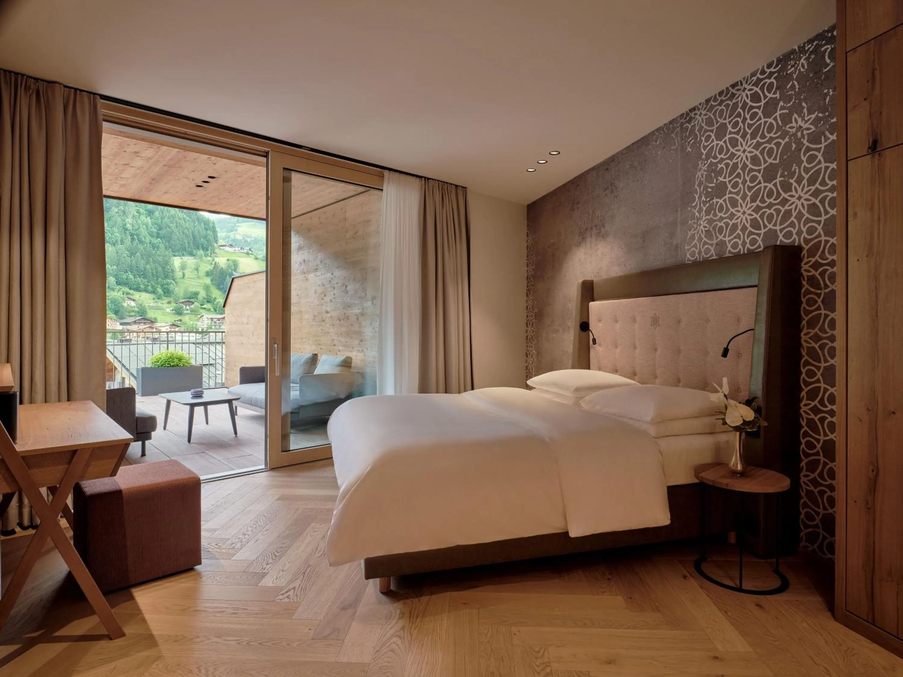 Bedroom, Bed in DAS EDELWEISS - Salzburg Mountain Resort