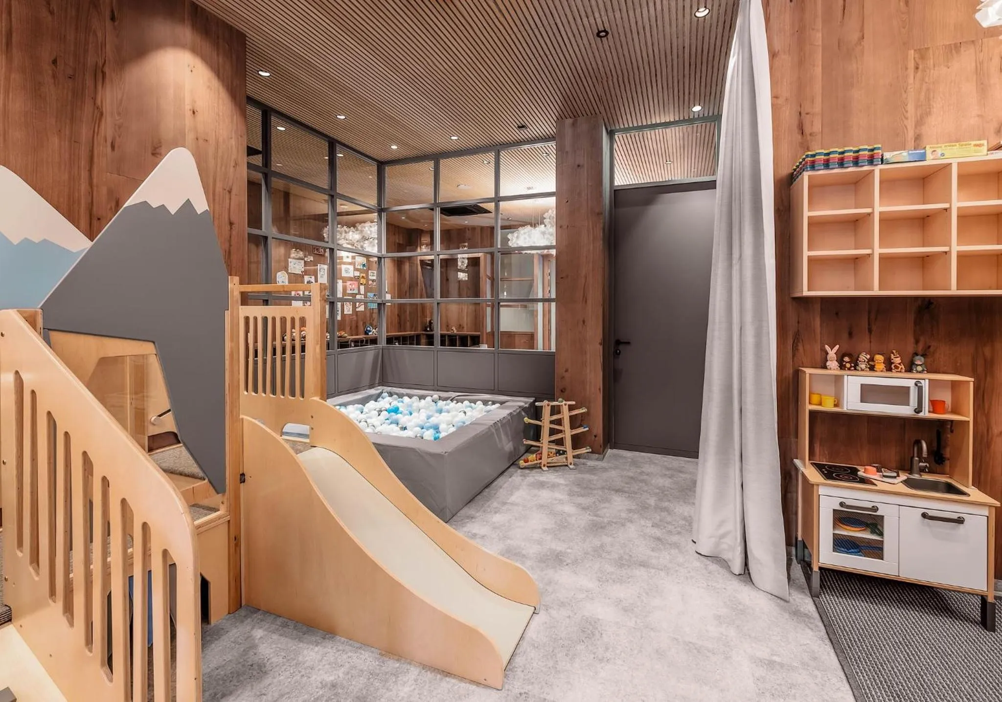 Kids's club, Bed in DAS EDELWEISS - Salzburg Mountain Resort