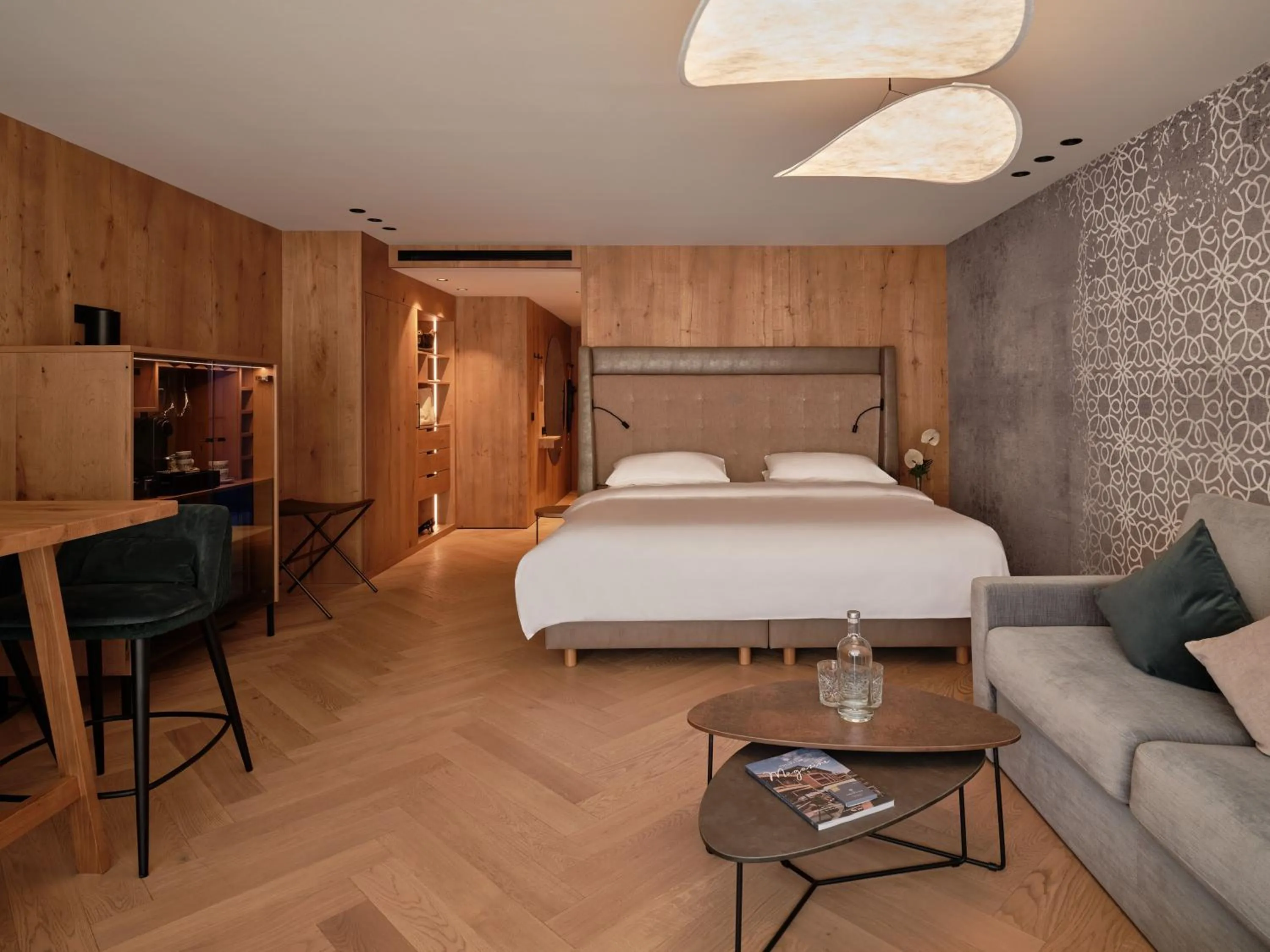 Living room, Bed in DAS EDELWEISS - Salzburg Mountain Resort