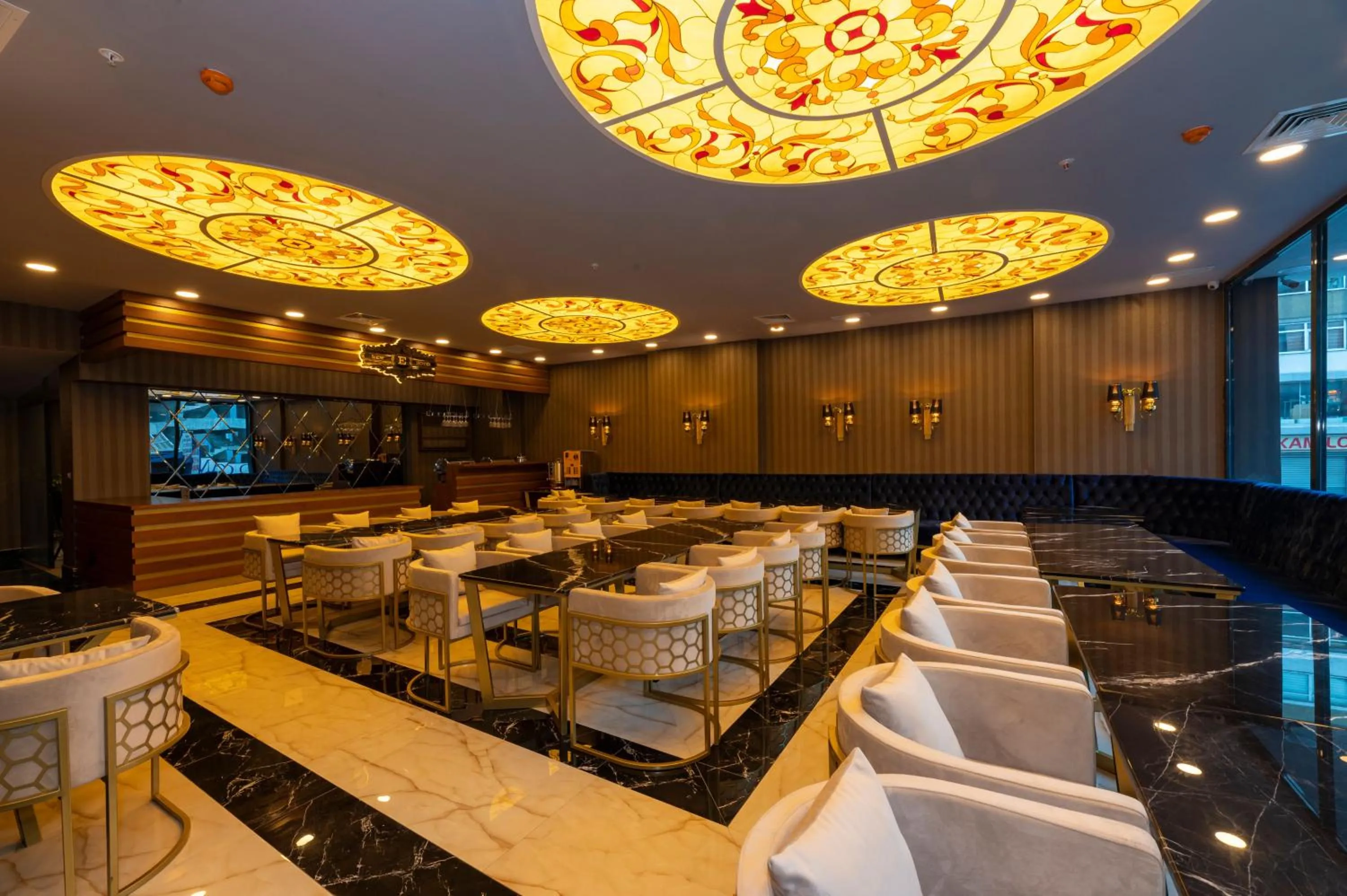 Restaurant/places to eat in New Emin Hotel