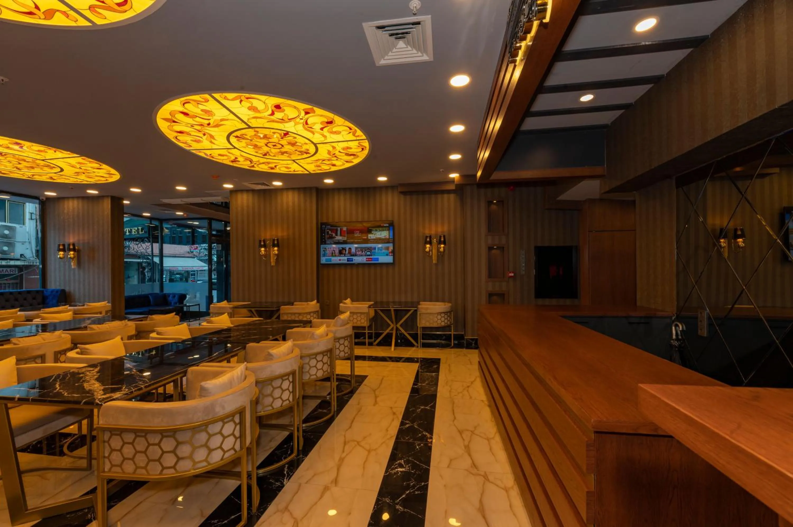 Restaurant/places to eat in New Emin Hotel