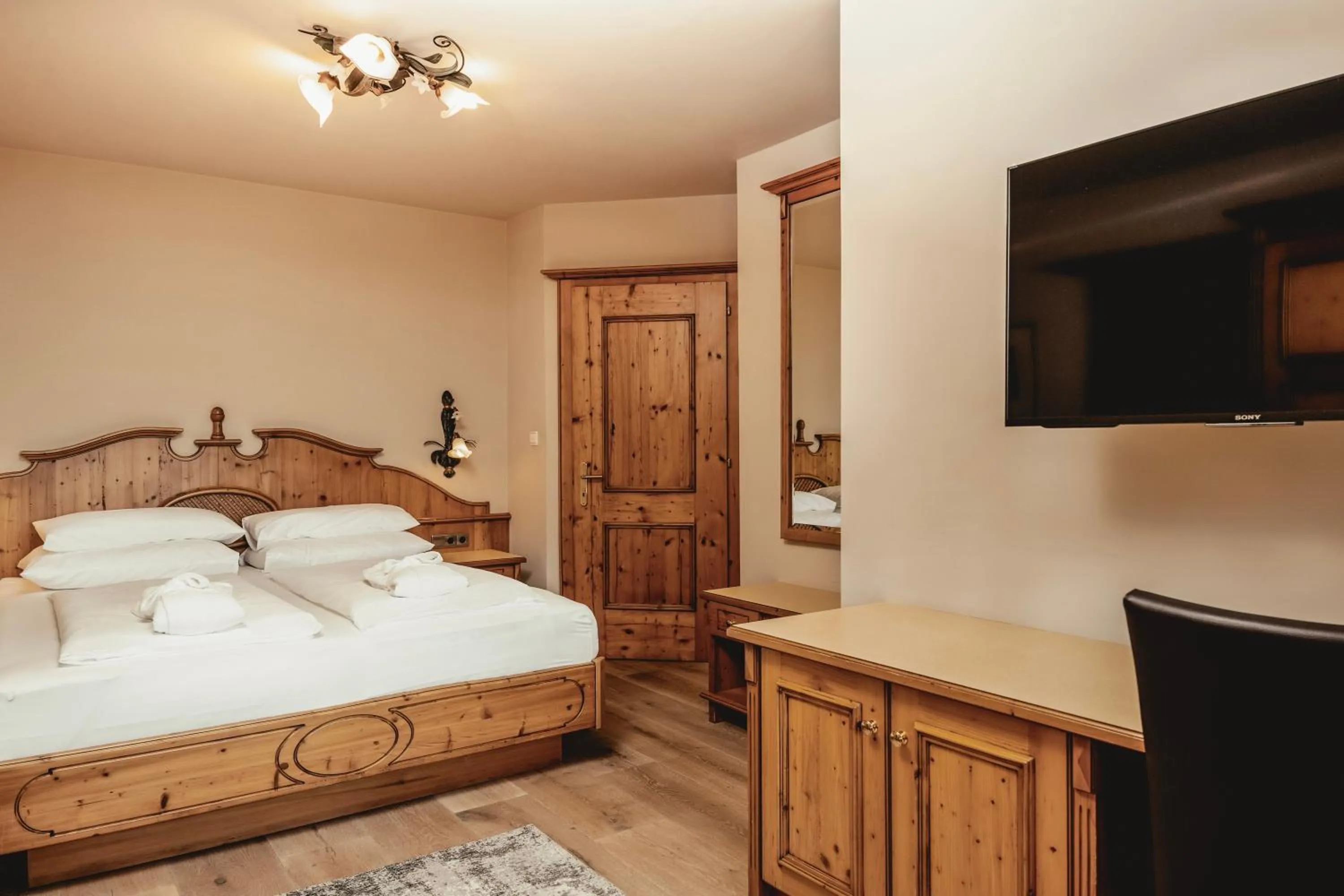 Photo of the whole room, Bed in HELD - Hotel & Spa , 4 Sterne Superior, Zillertal