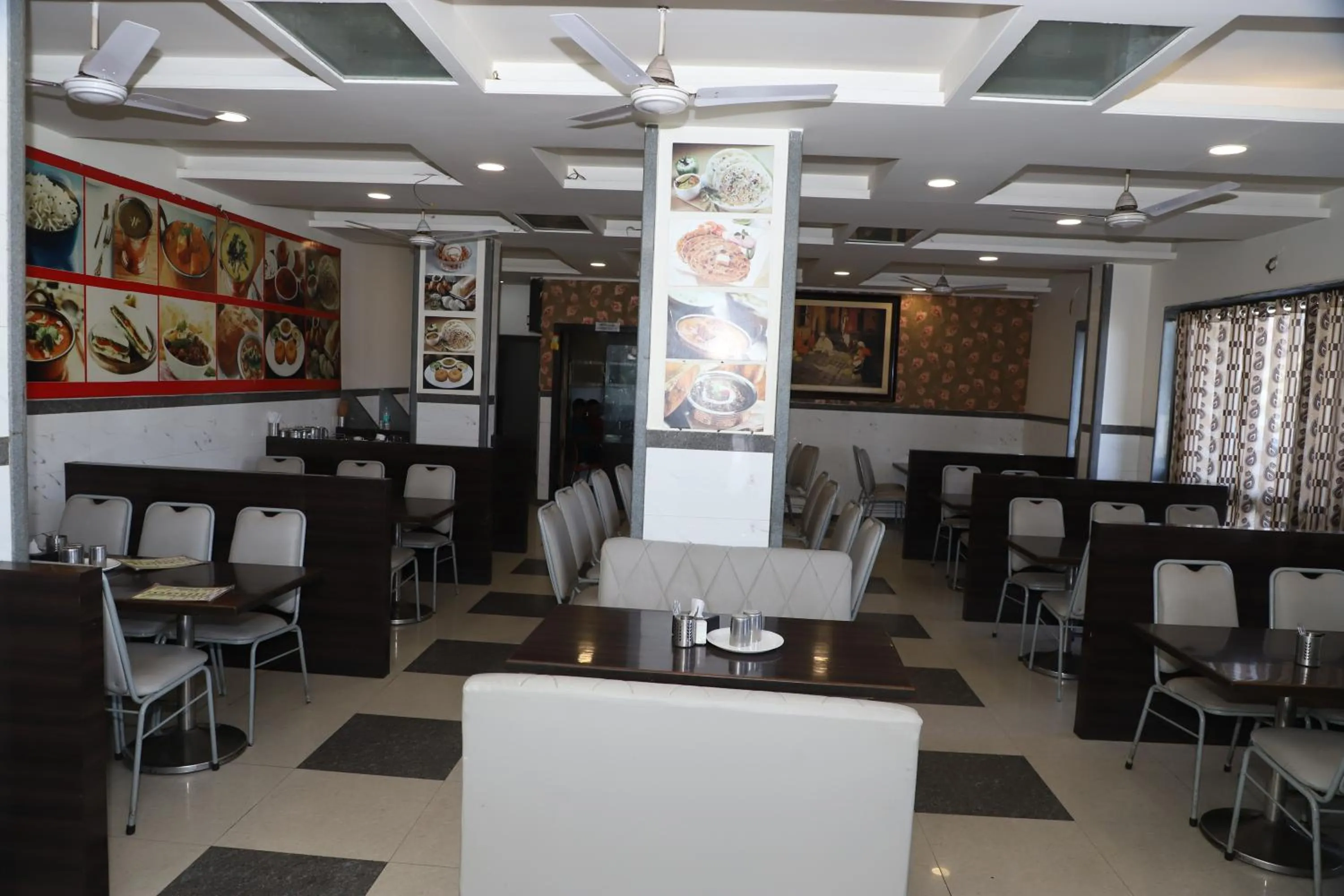 Restaurant/places to eat in Hotel Sai Bansi