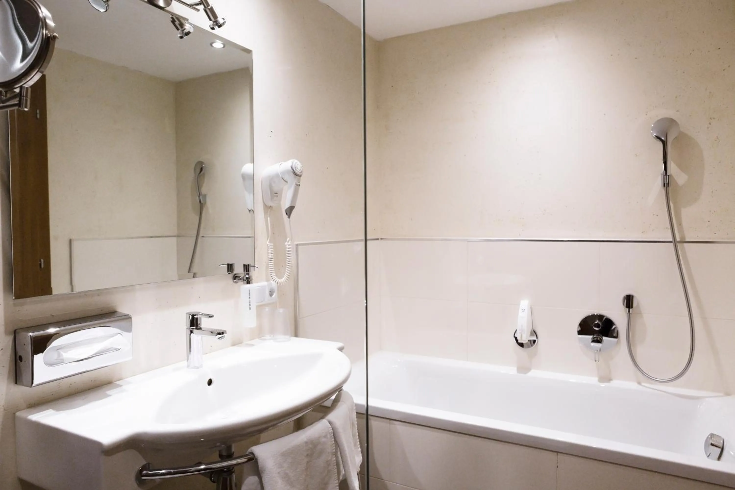 Bathroom in Hotel Kapeller Innsbruck