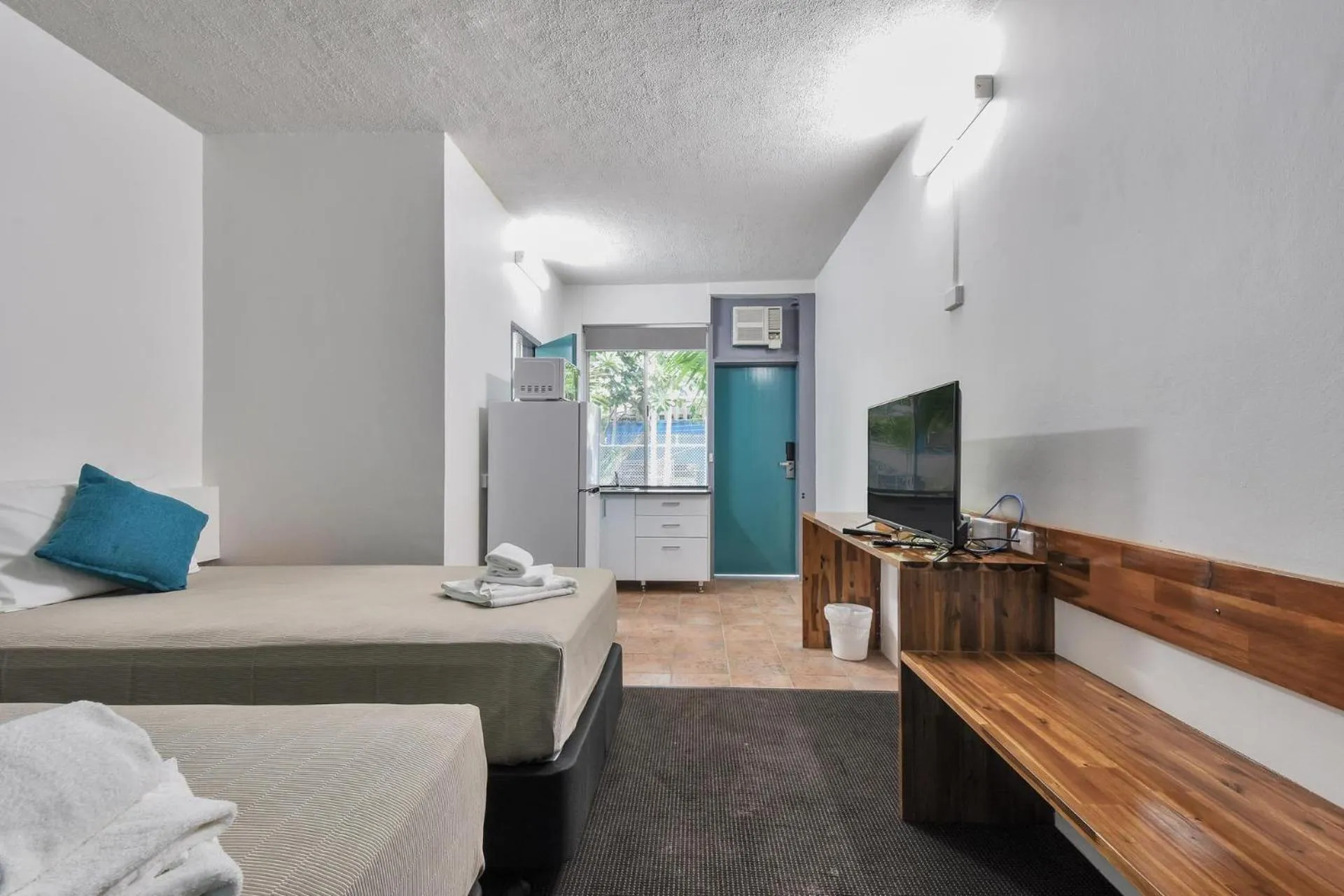 Photo of the whole room in Capitanos