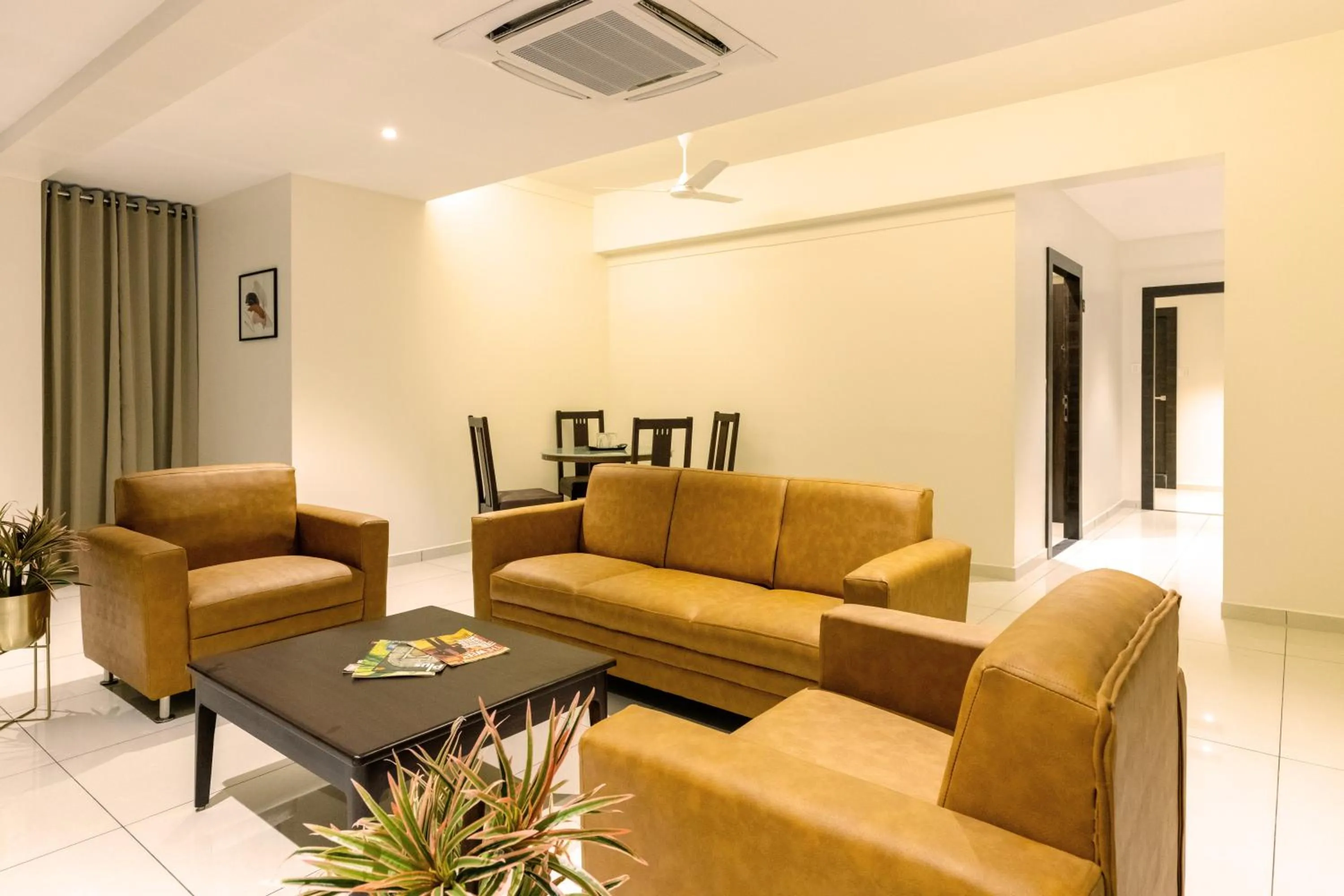 Seating area in Hotel Paramount Suites & Service Apartments