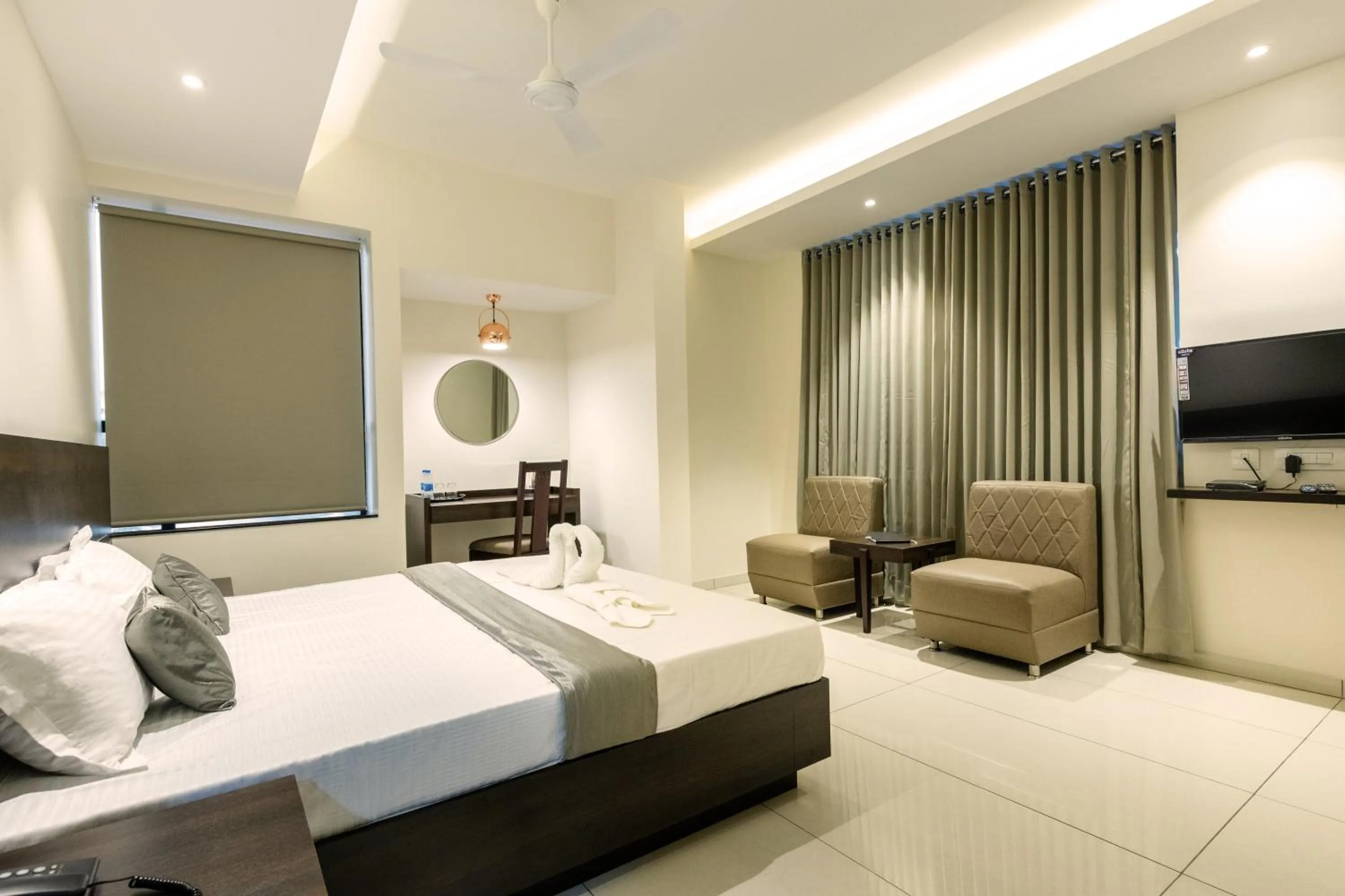 Bedroom, Bed in Hotel Paramount Suites & Service Apartments