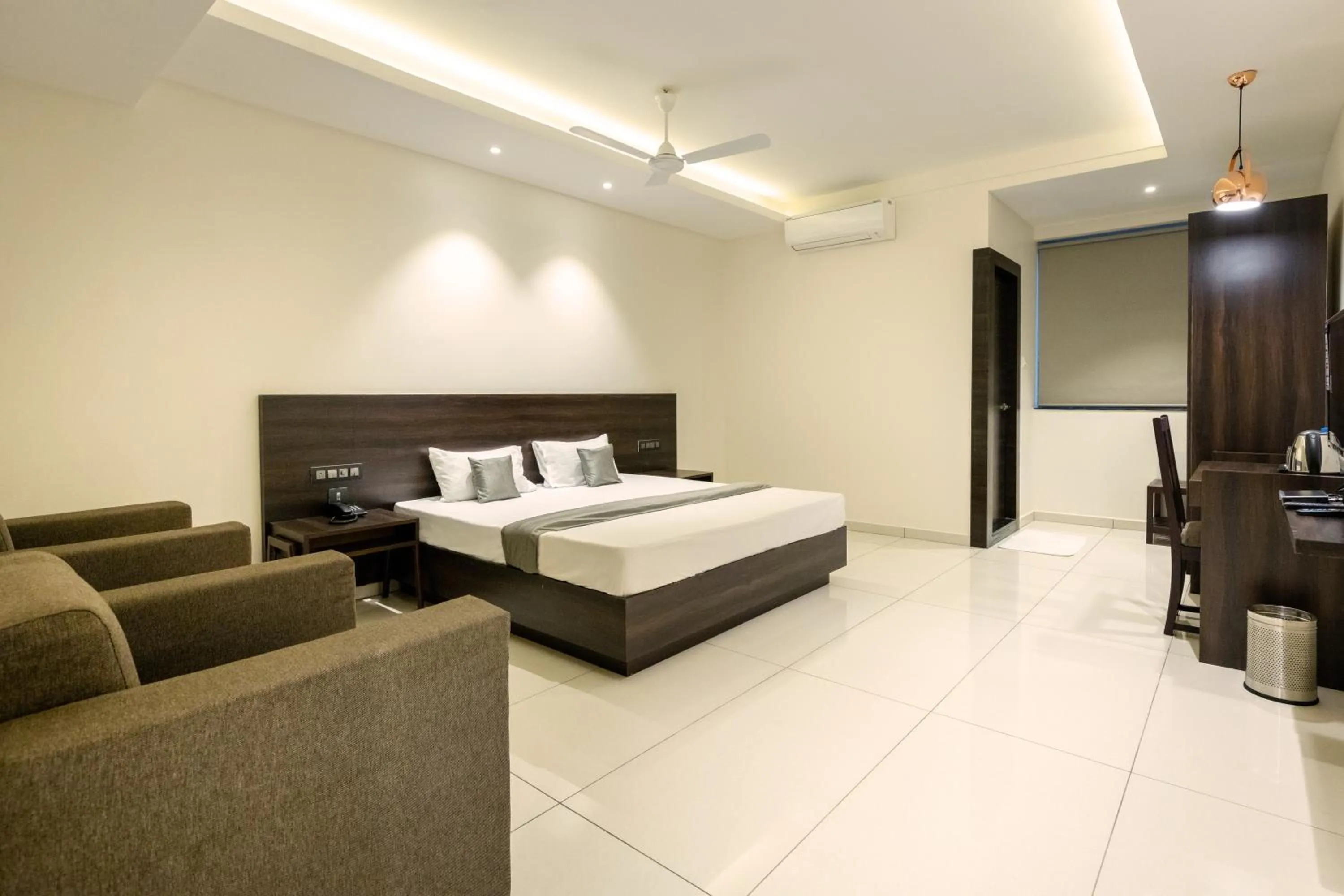 TV and multimedia, Bed in Hotel Paramount Suites & Service Apartments