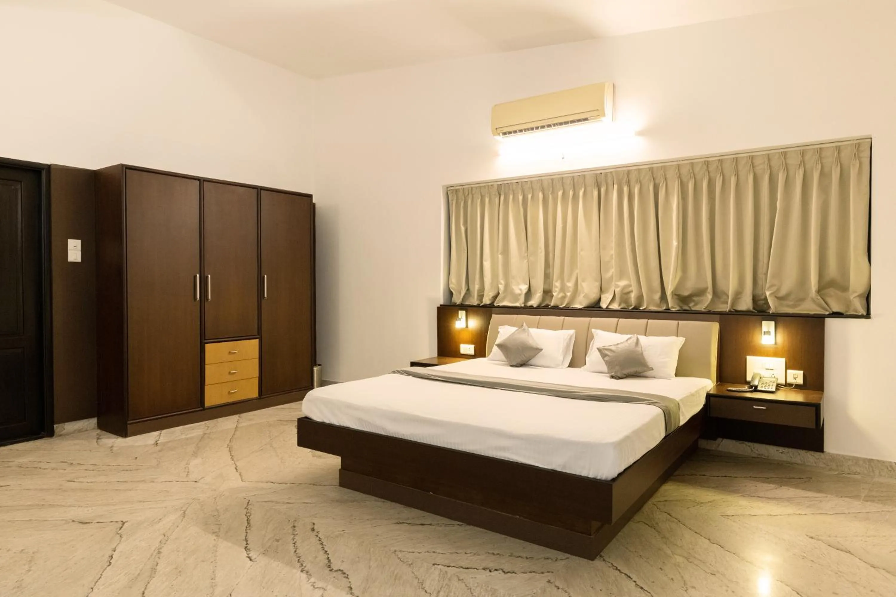 Bedroom, Bed in Hotel Paramount Suites & Service Apartments