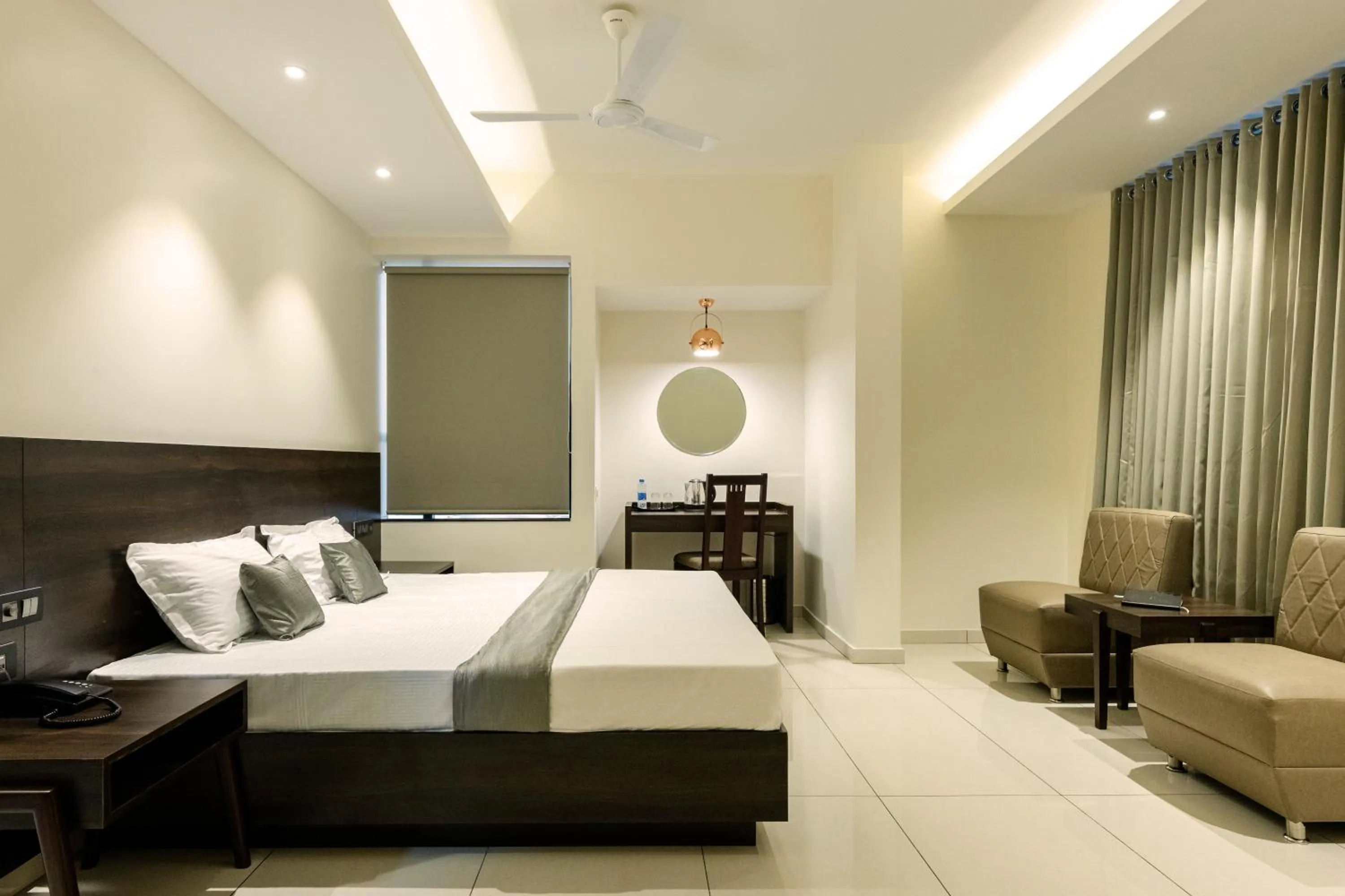 Bedroom, Bed in Hotel Paramount Suites & Service Apartments