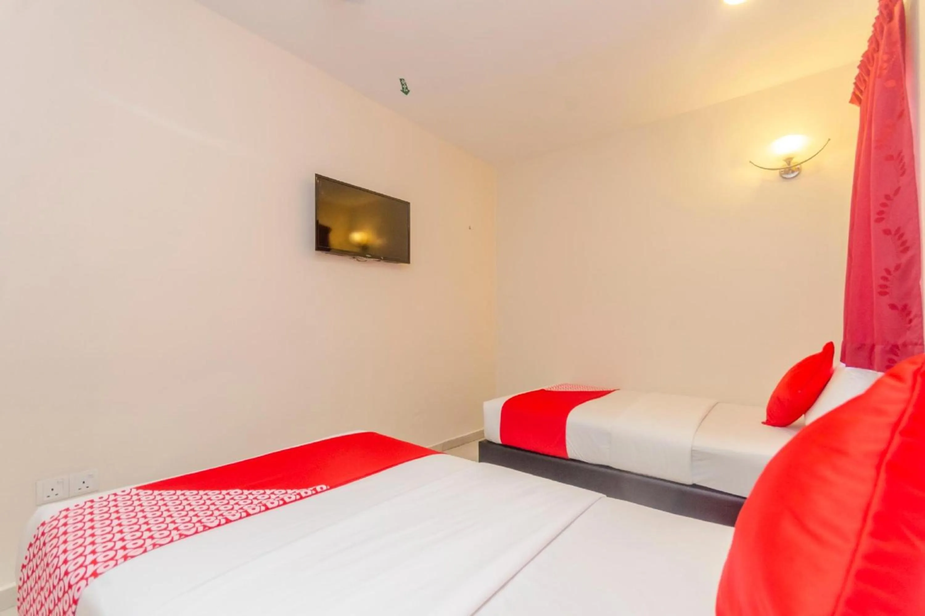 Bedroom, Bed in Skudai Hotel