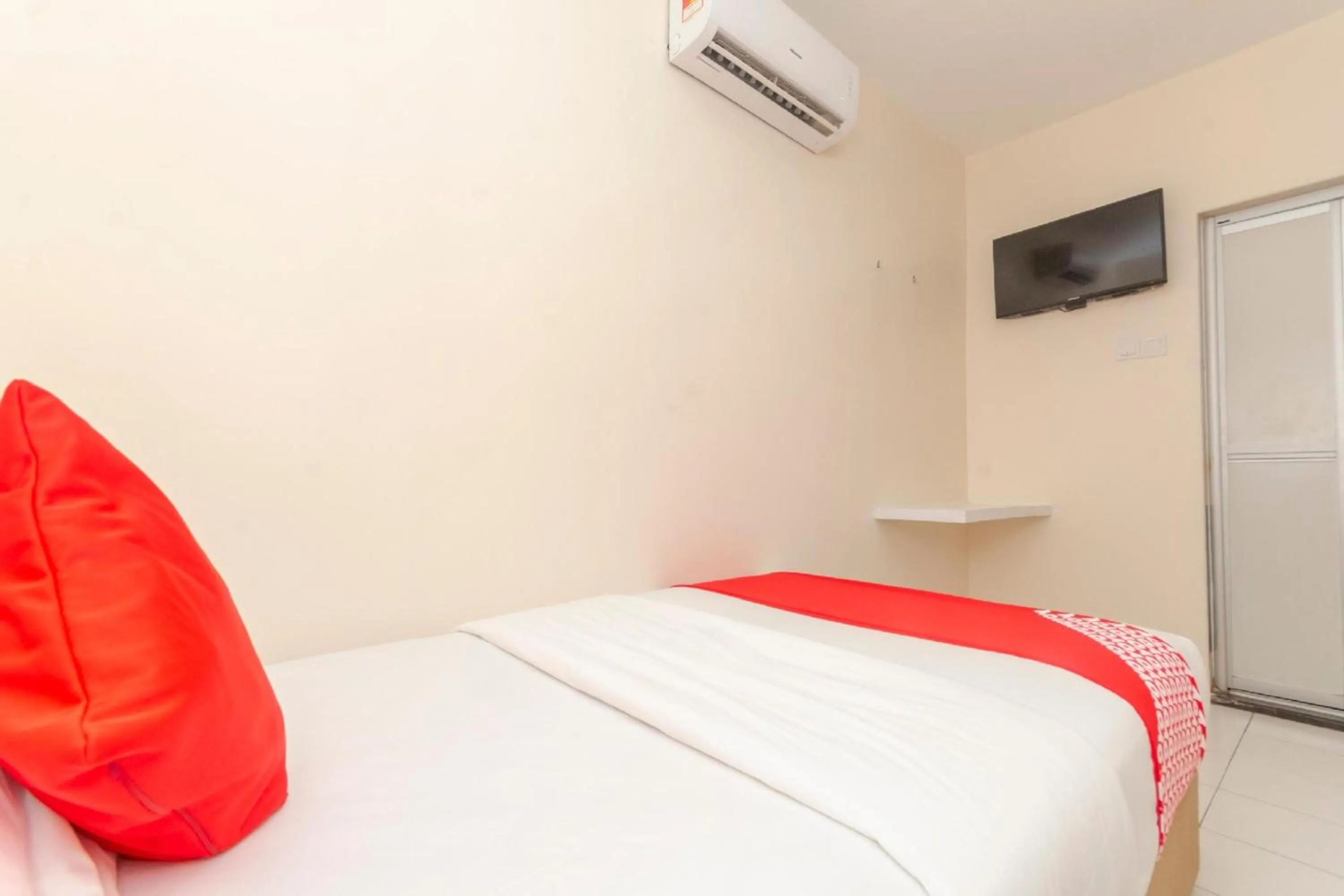 Bedroom, Bed in Skudai Hotel