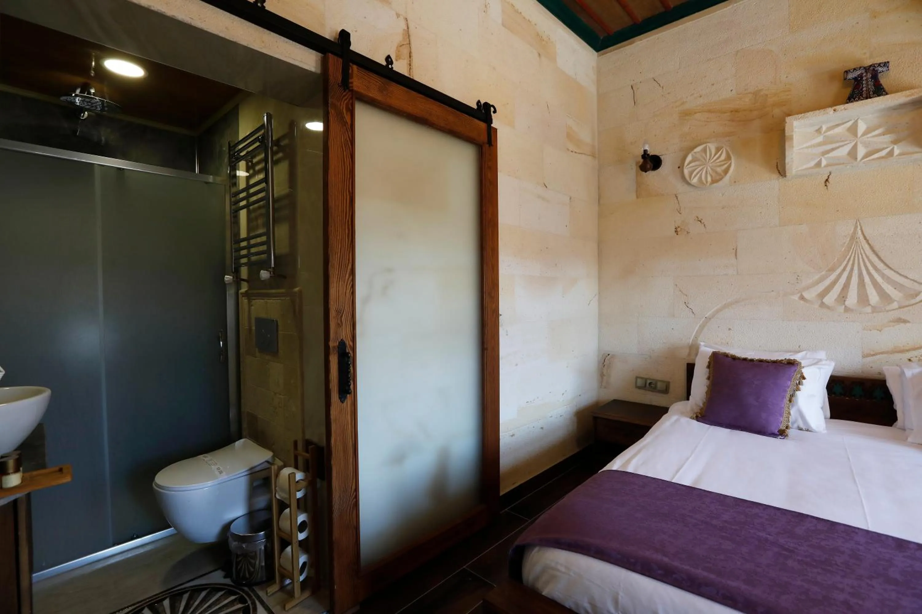 Bathroom, Bed in Ada Cave Suites