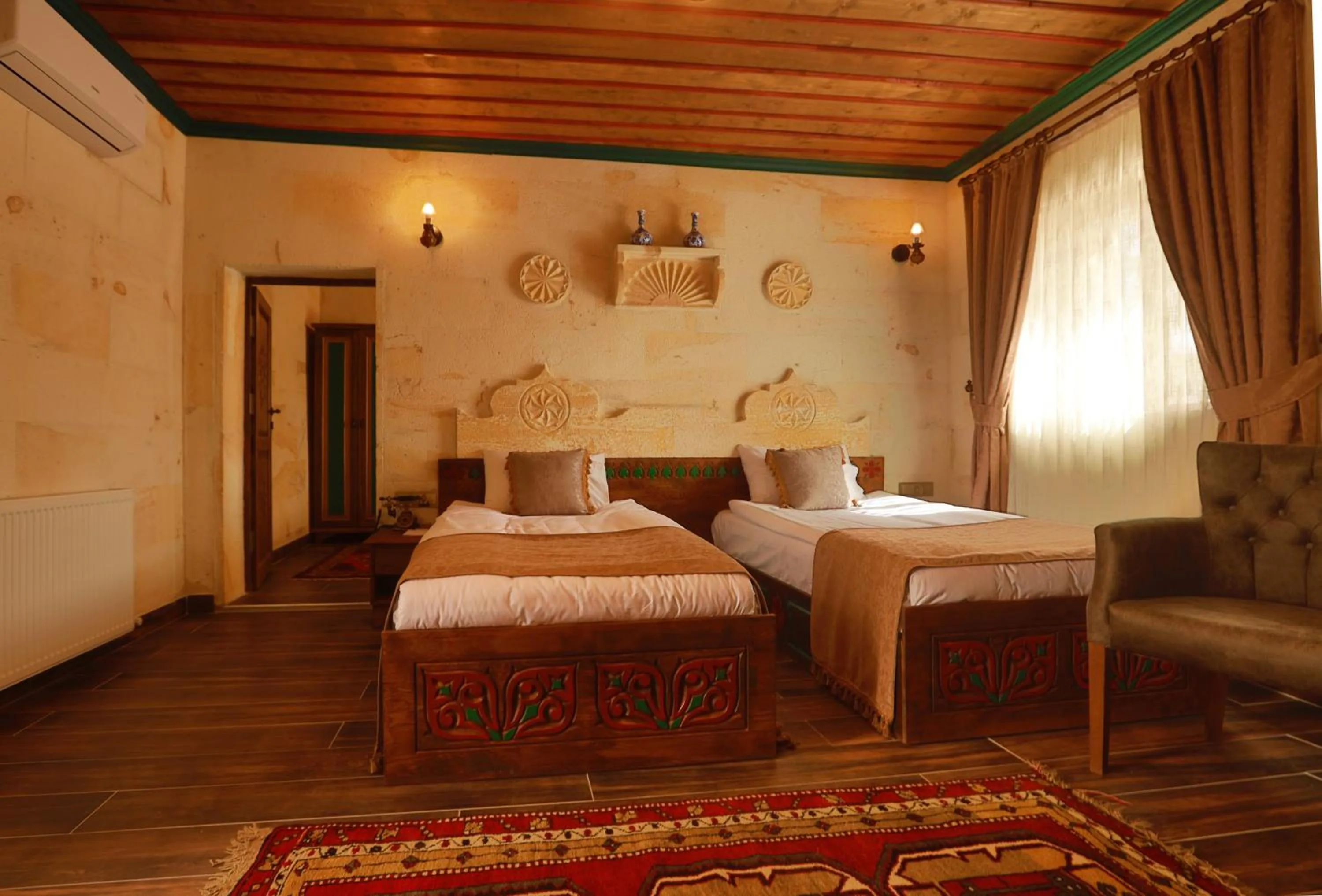 Photo of the whole room, Bed in Ada Cave Suites