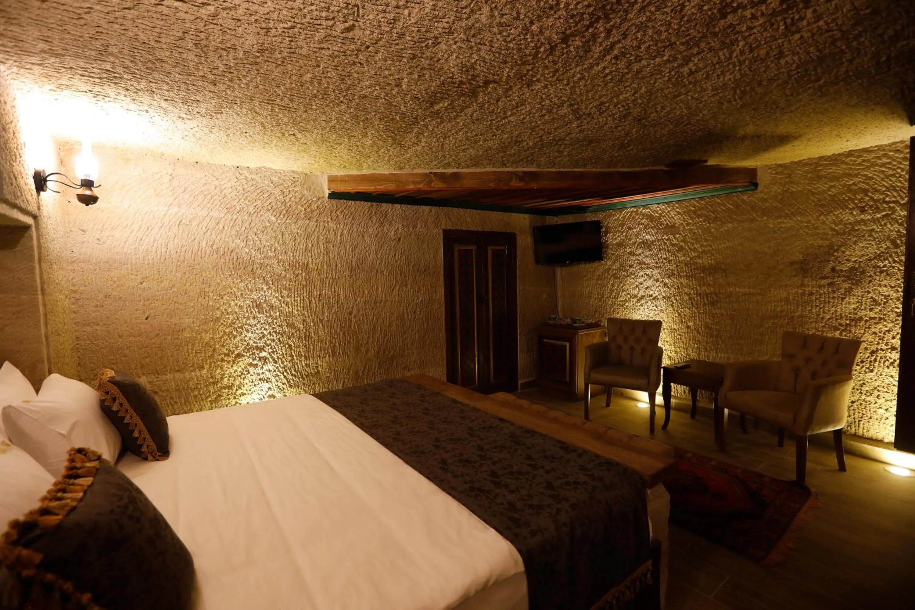 Photo of the whole room, Bed in Ada Cave Suites