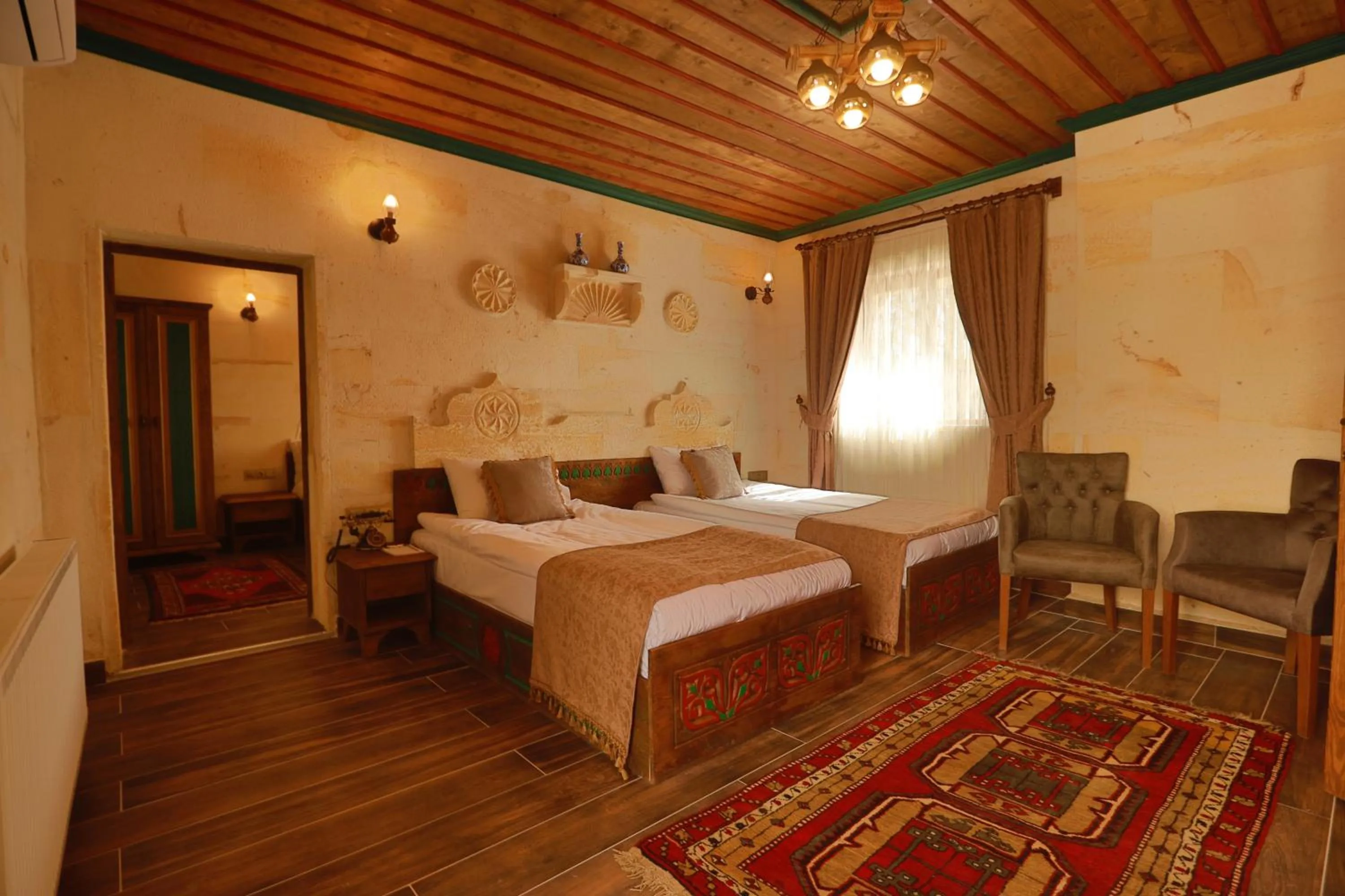 Photo of the whole room, Bed in Ada Cave Suites