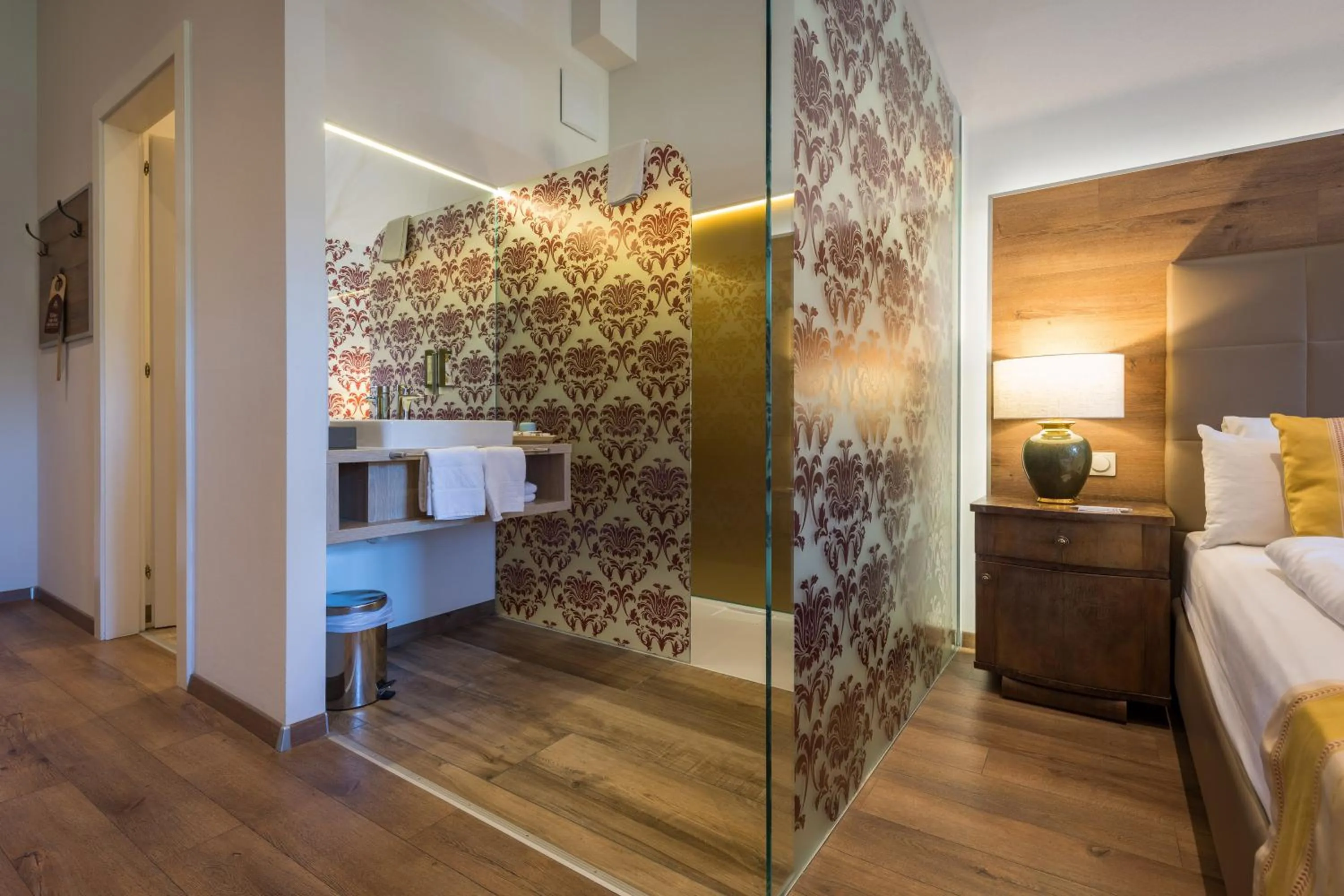 Bathroom, Bed in Schlosshotel Mondsee