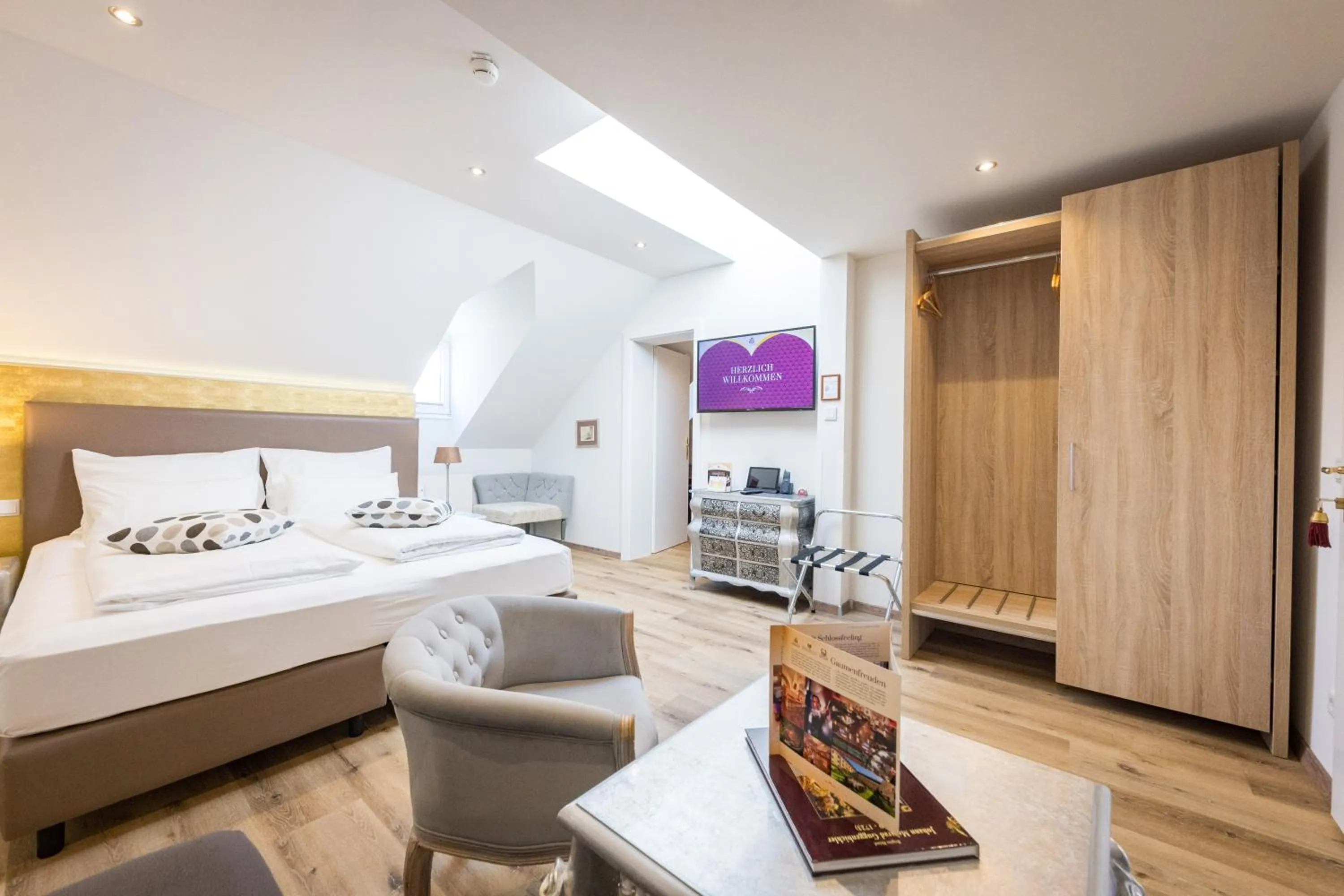 Photo of the whole room, Bed in Schlosshotel Mondsee