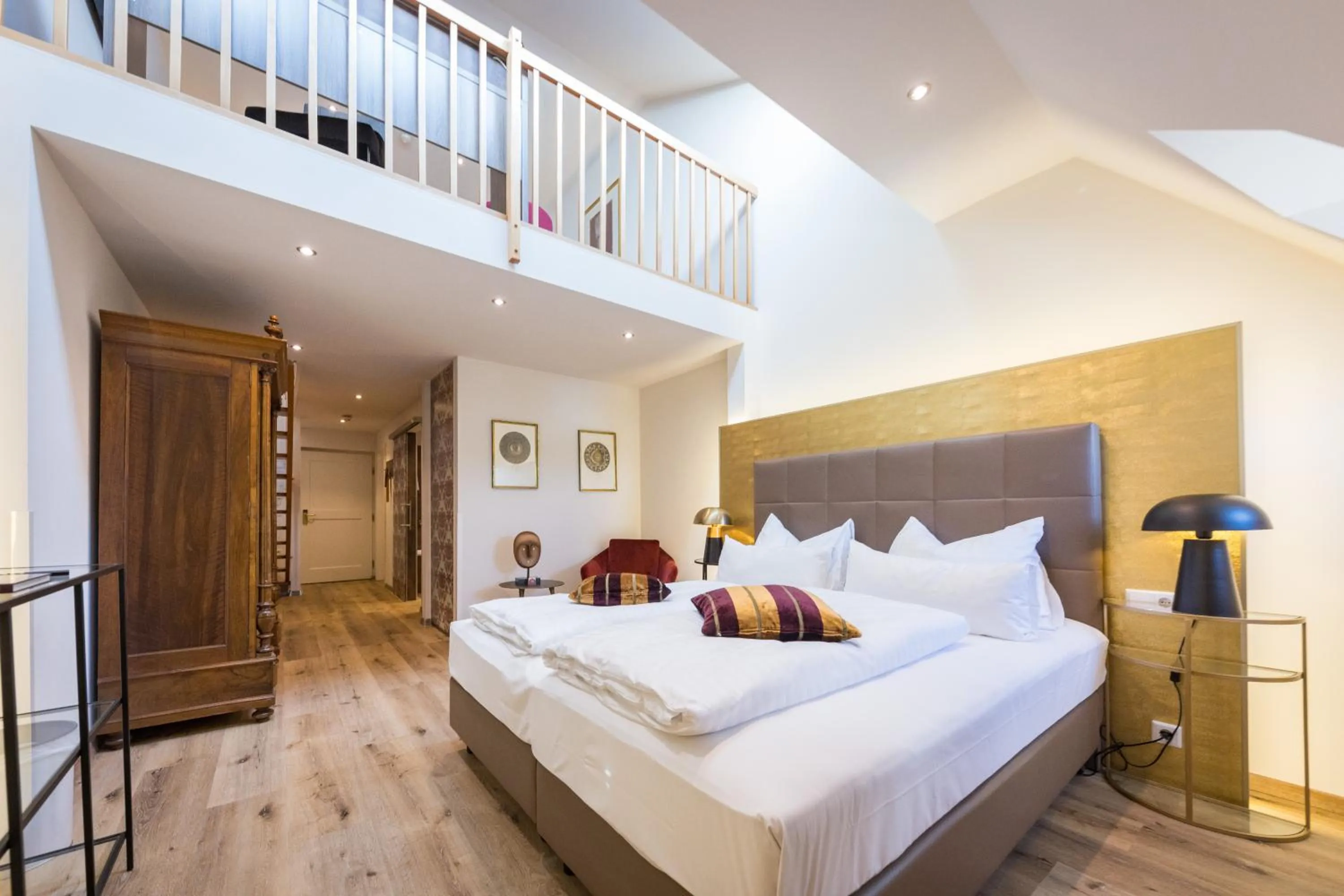 Photo of the whole room, Bed in Schlosshotel Mondsee