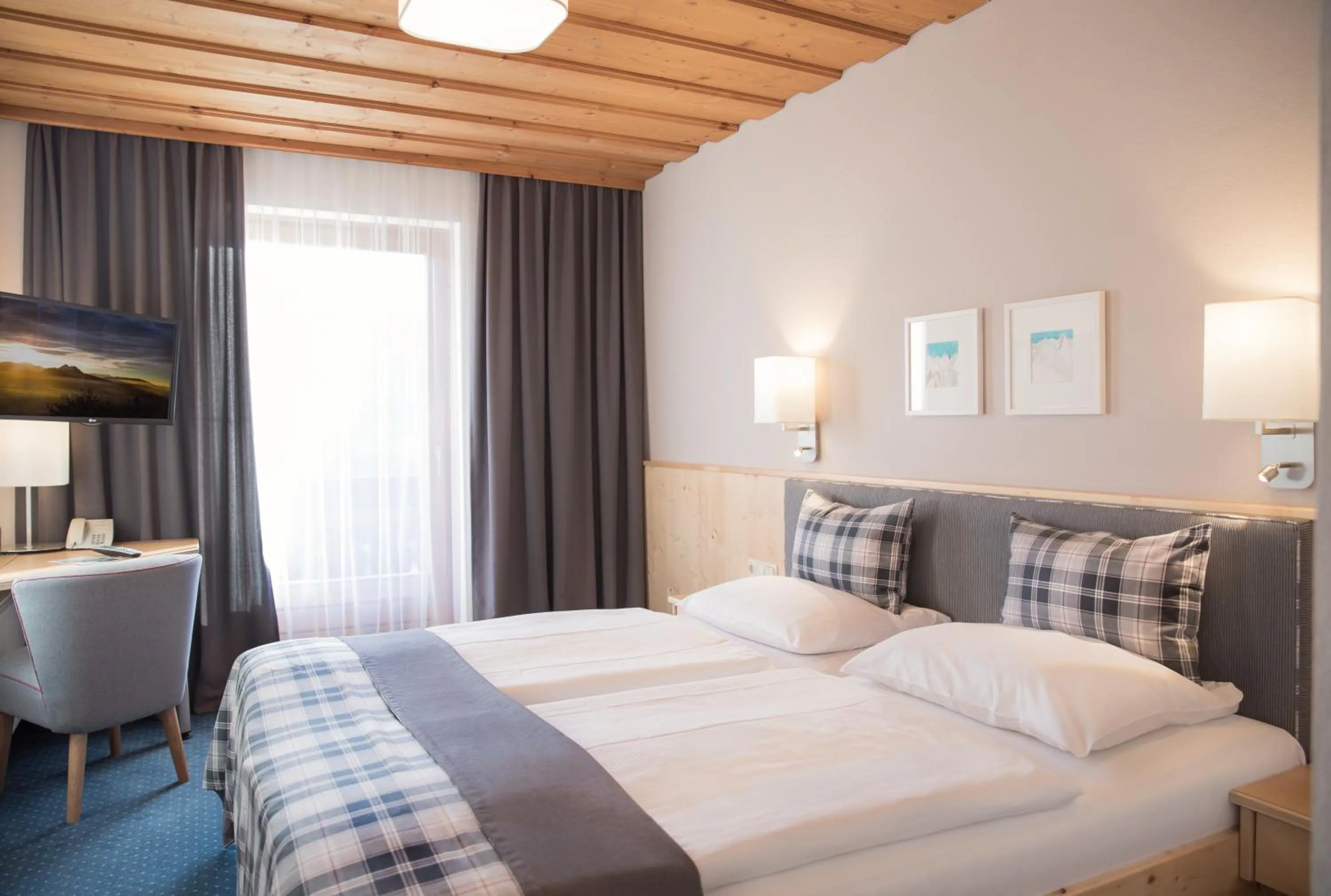 Photo of the whole room, Bed in Hotel Gasthof Zum Kirchenwirt