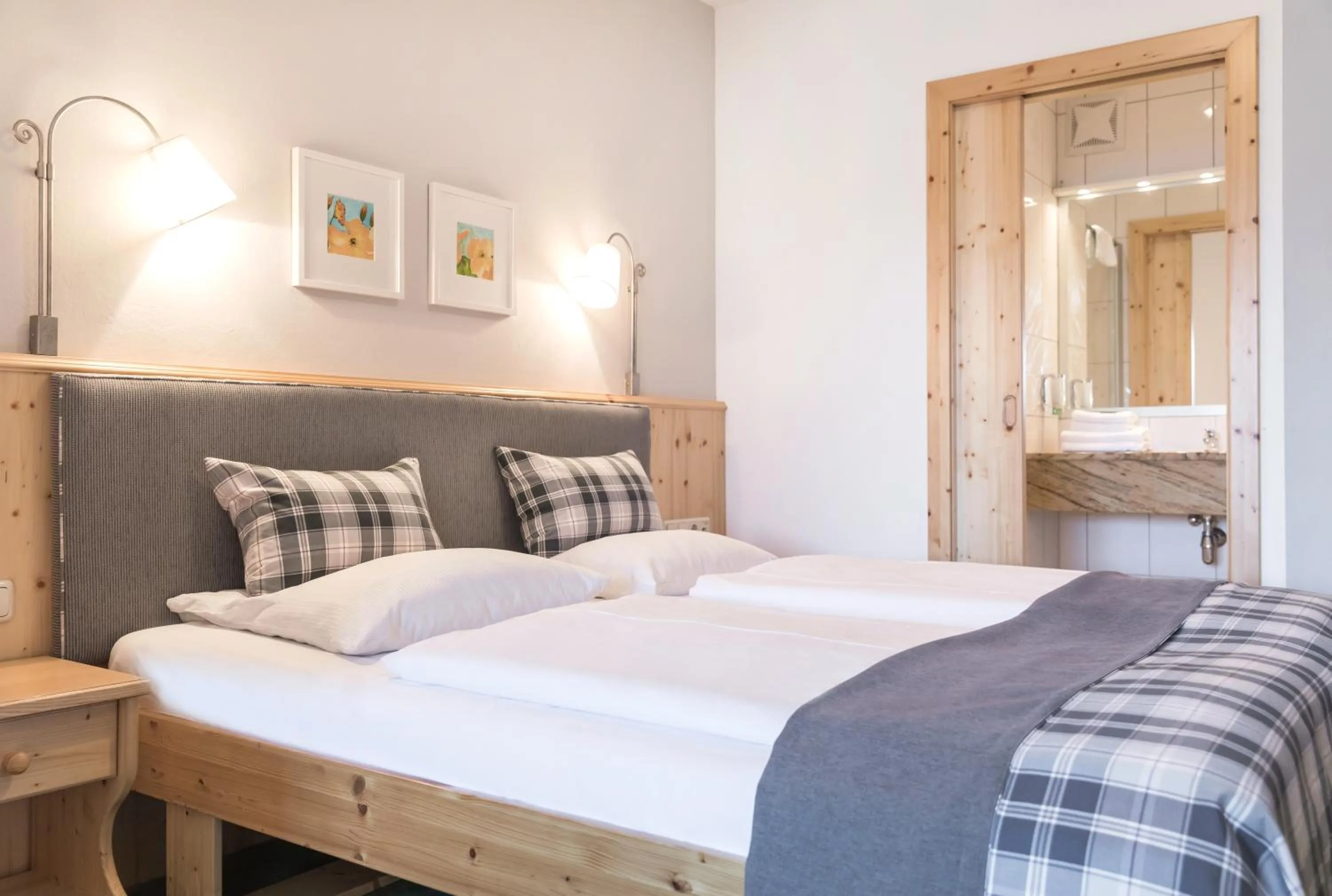 Photo of the whole room, Bed in Hotel Gasthof Zum Kirchenwirt