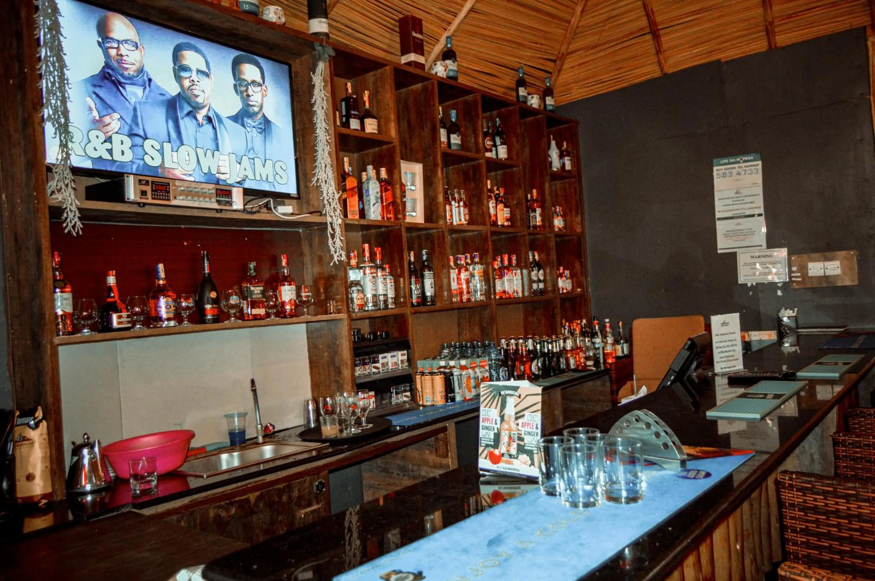 Lounge or bar in Aberdare Prestige & Royal Cottages