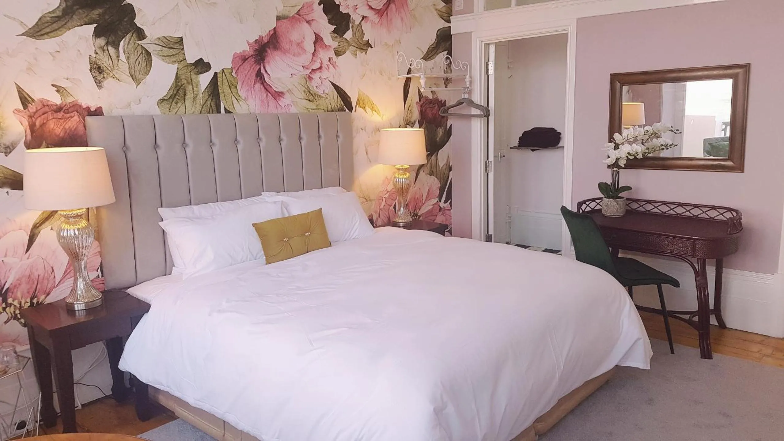 Bedroom, Bed in The Bank Hotel & Bistro