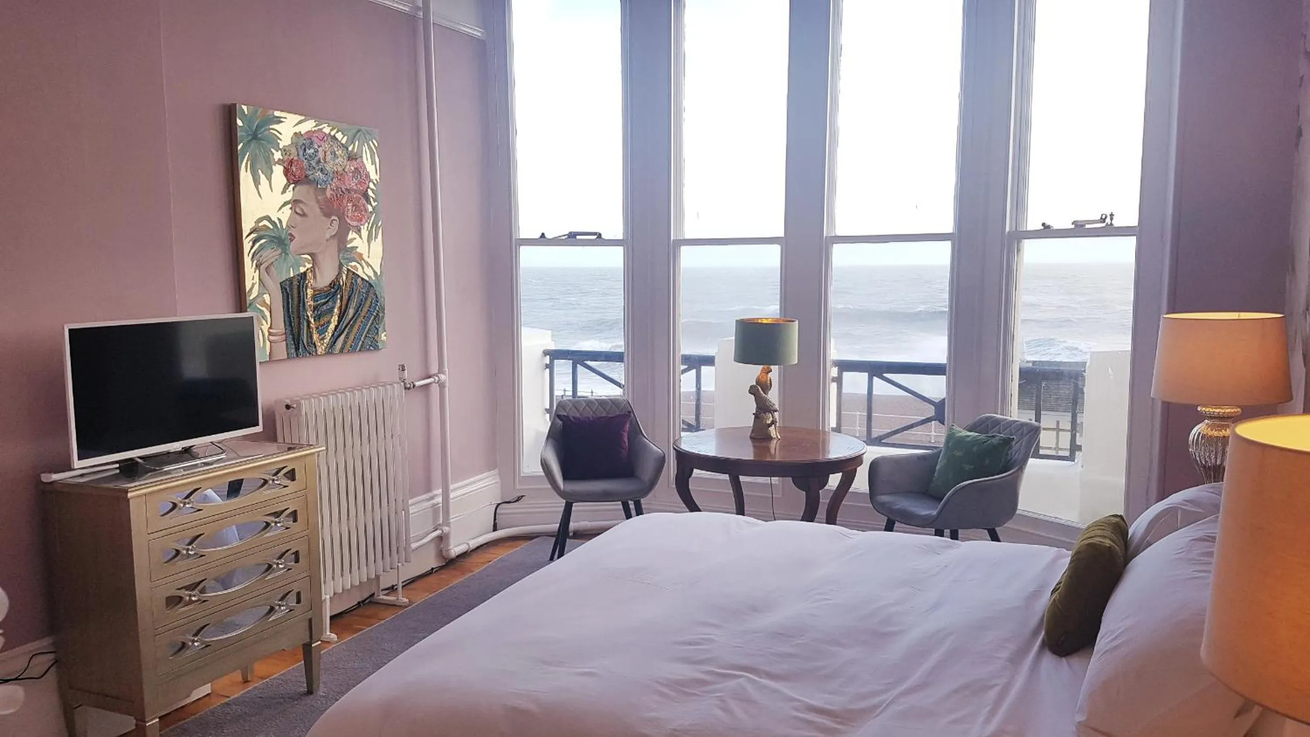 Bedroom, Bed in The Bank Hotel & Bistro