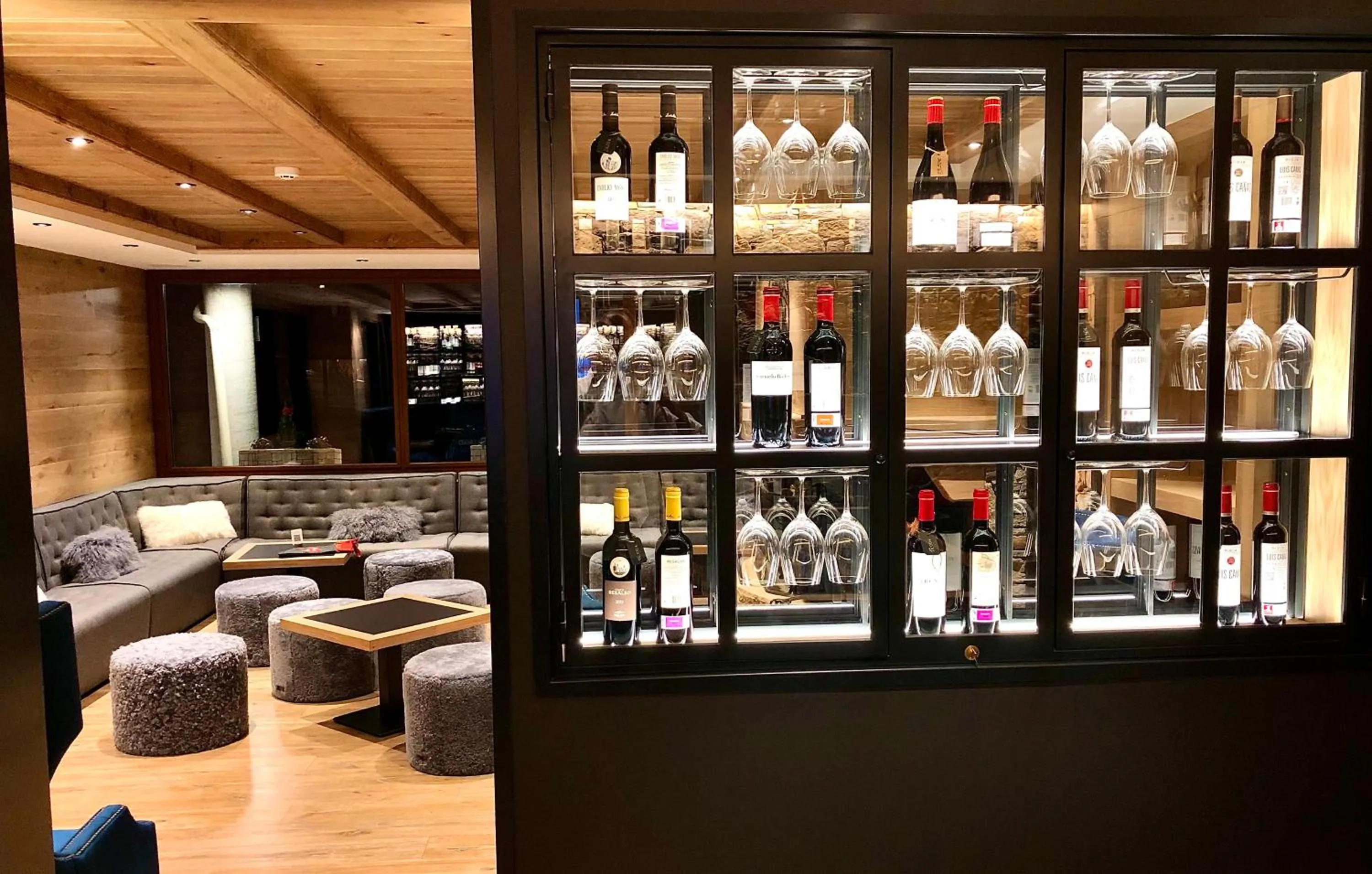 Lounge or bar in Hotel Petit Lacreu