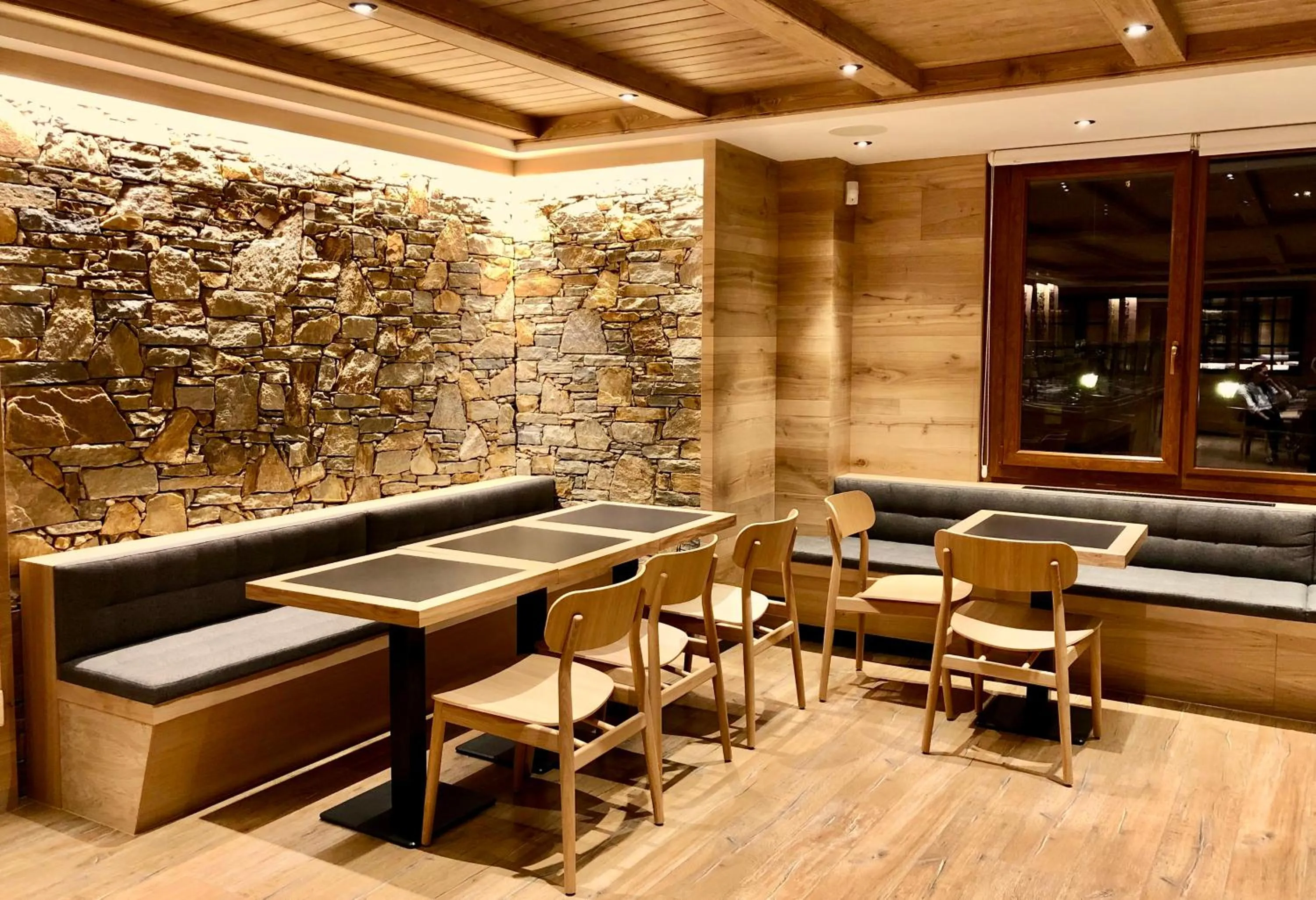 Restaurant/places to eat in Hotel Petit Lacreu