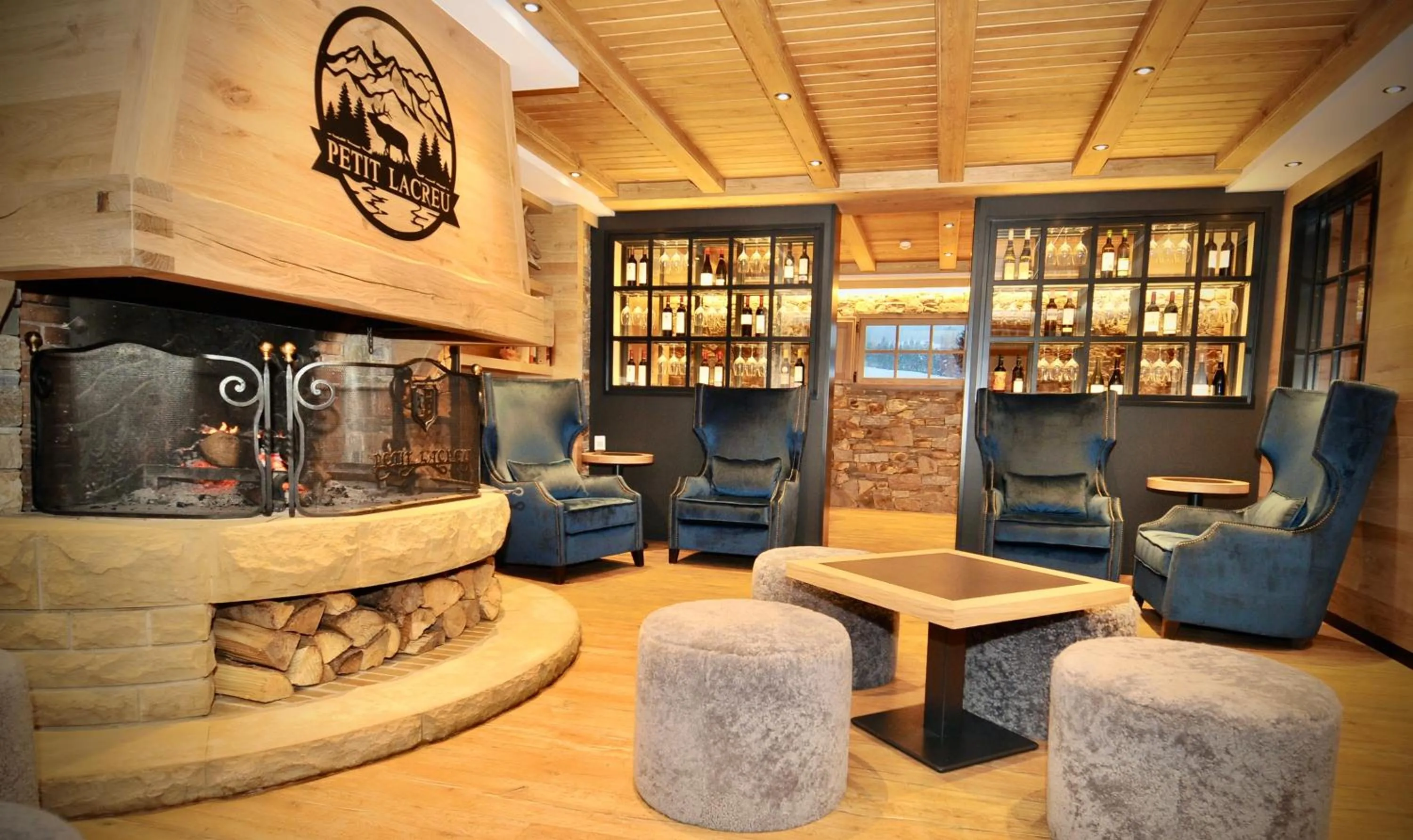 Lounge or bar in Hotel Petit Lacreu