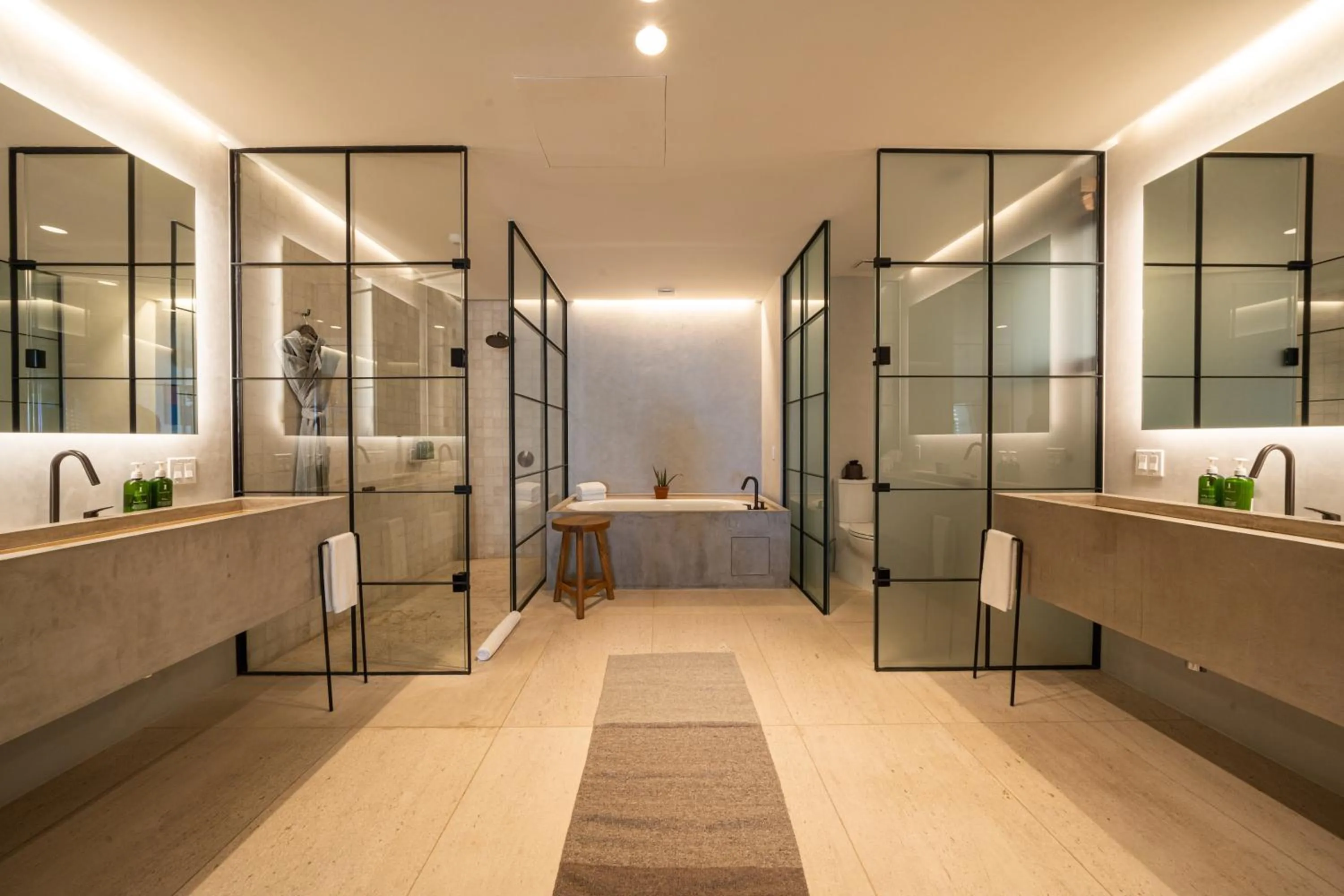 Shower in 1 Homes Preview Cabo