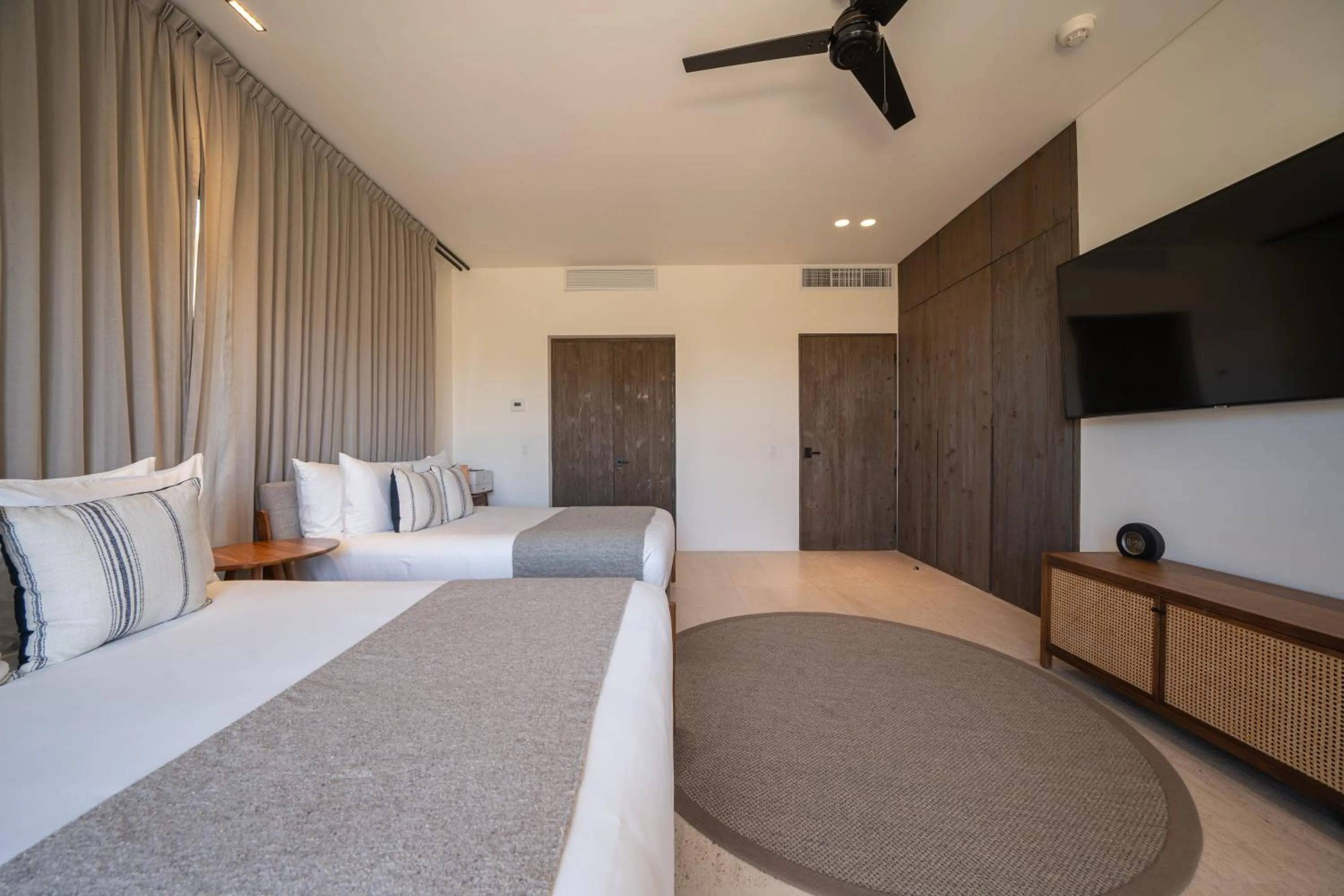 Photo of the whole room, Bed in 1 Homes Preview Cabo