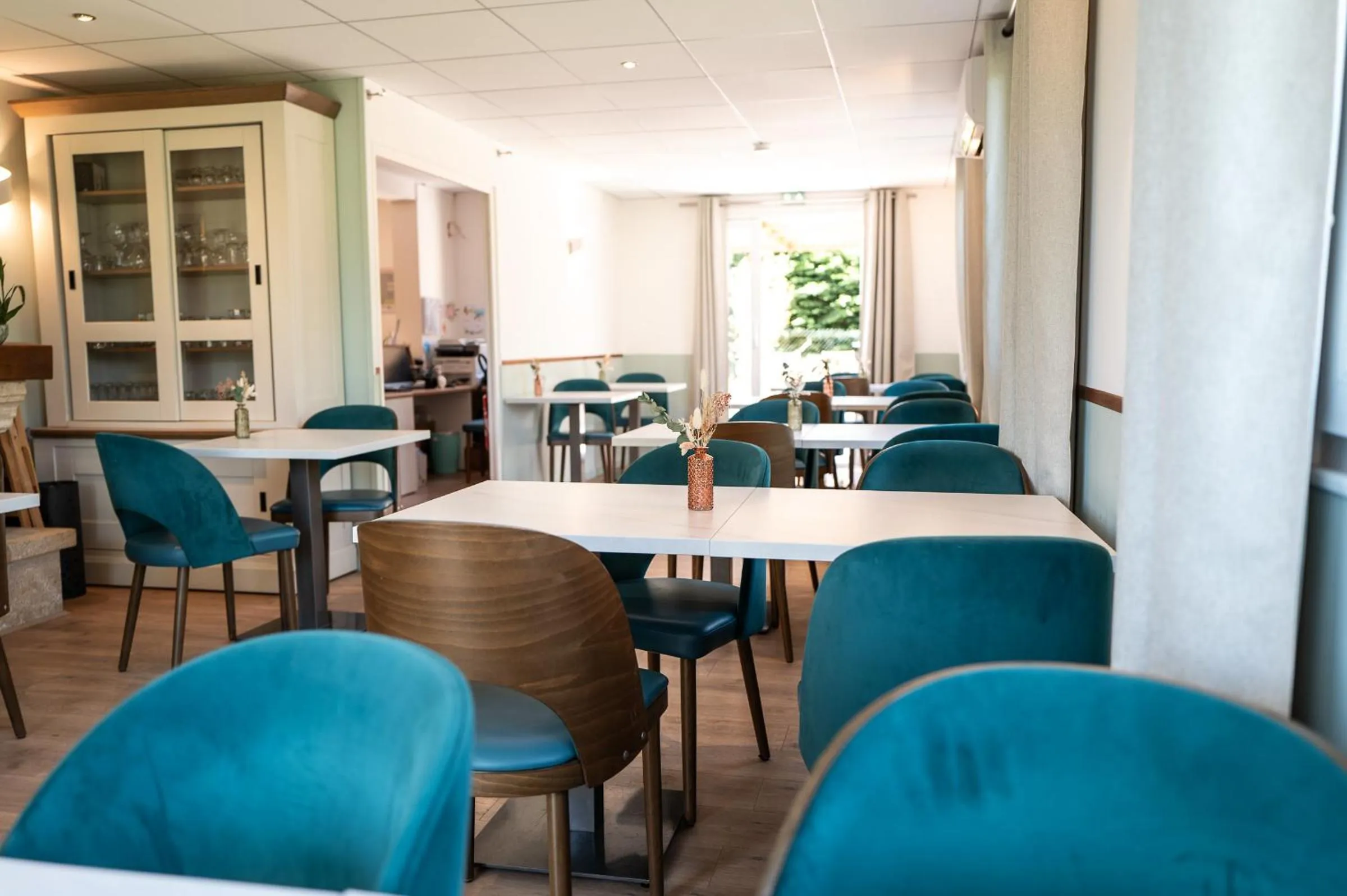 Restaurant/places to eat in Villa Hotel