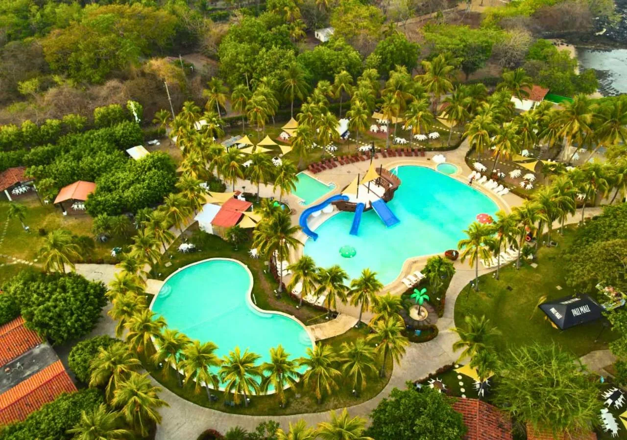 Swimming pool in Las Veraneras Villas & Resort
