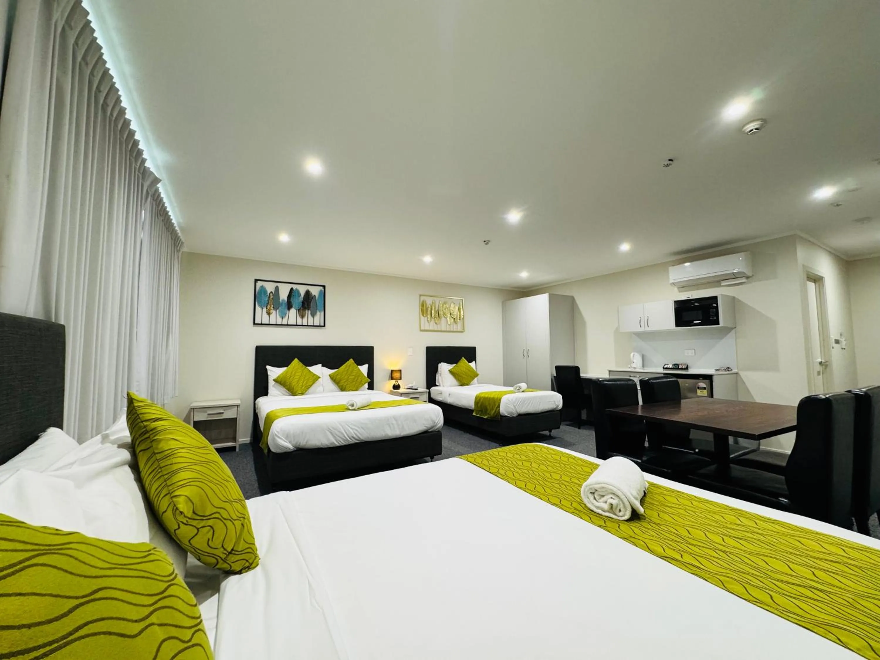 Toilet, Bed in Bakers Lodge