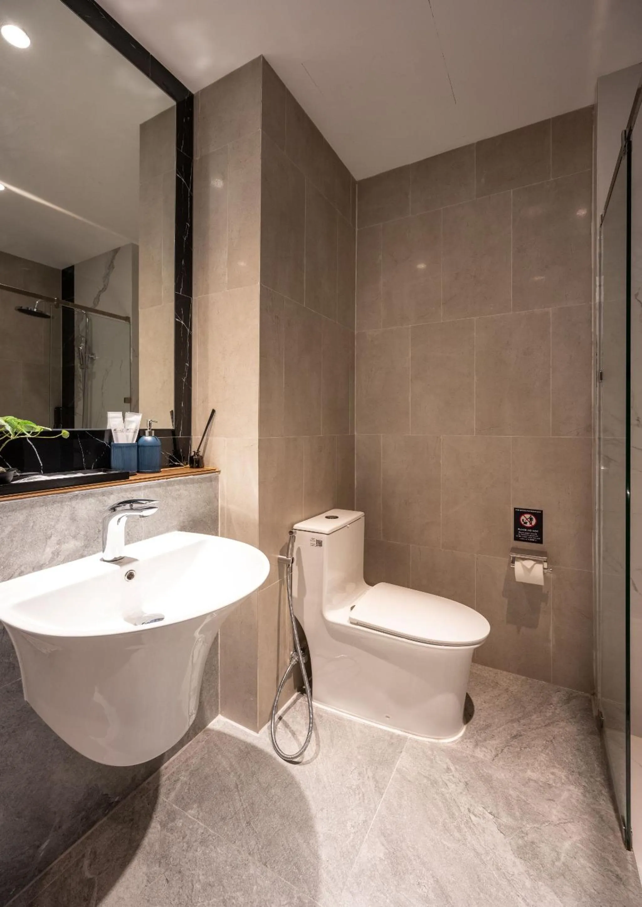 Toilet in SHAN Villas Sukhumvit ฌานวิลล่า สุขุมวิท