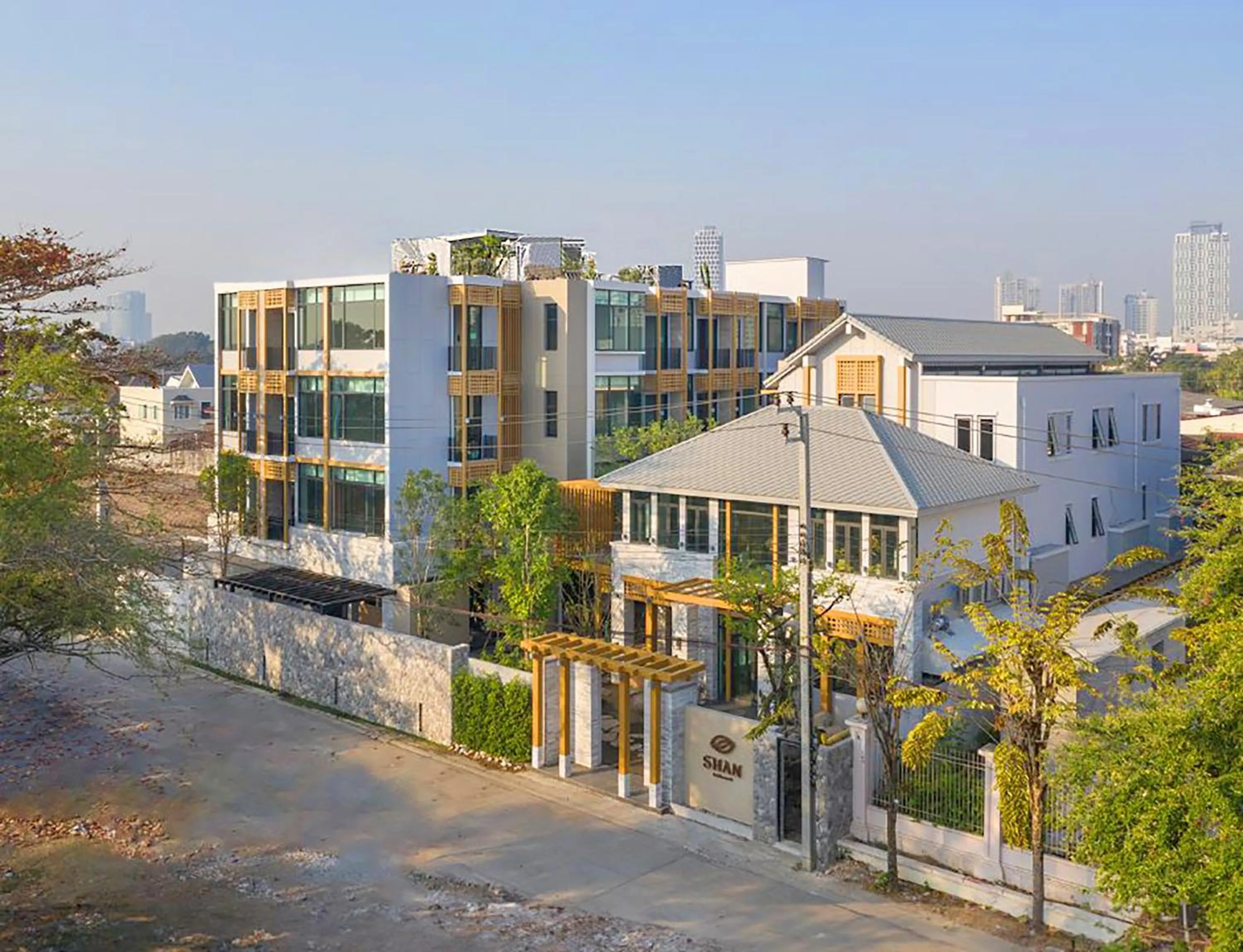 Property building in SHAN Villas Sukhumvit ฌานวิลล่า สุขุมวิท