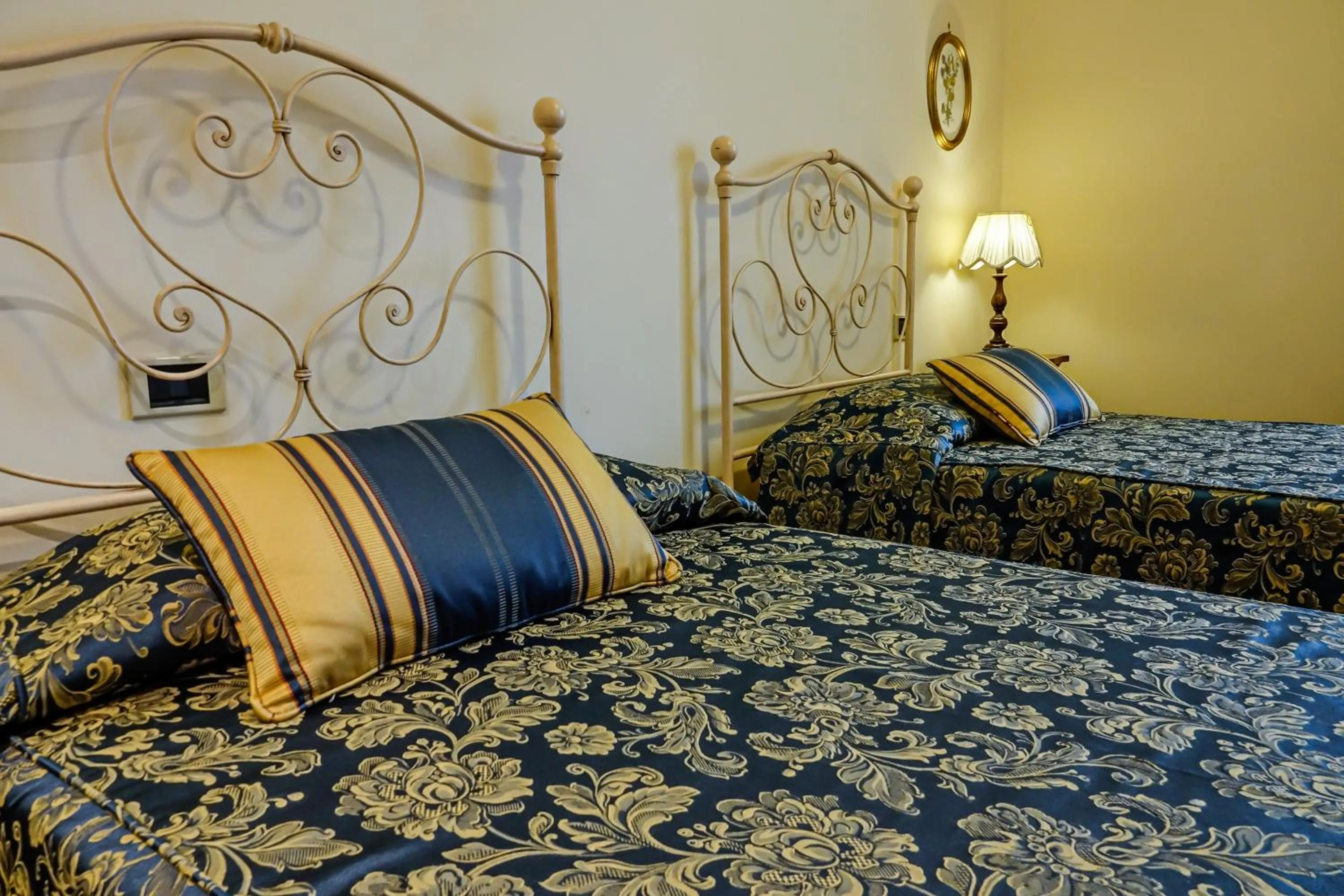 Photo of the whole room, Bed in Villa Colombai