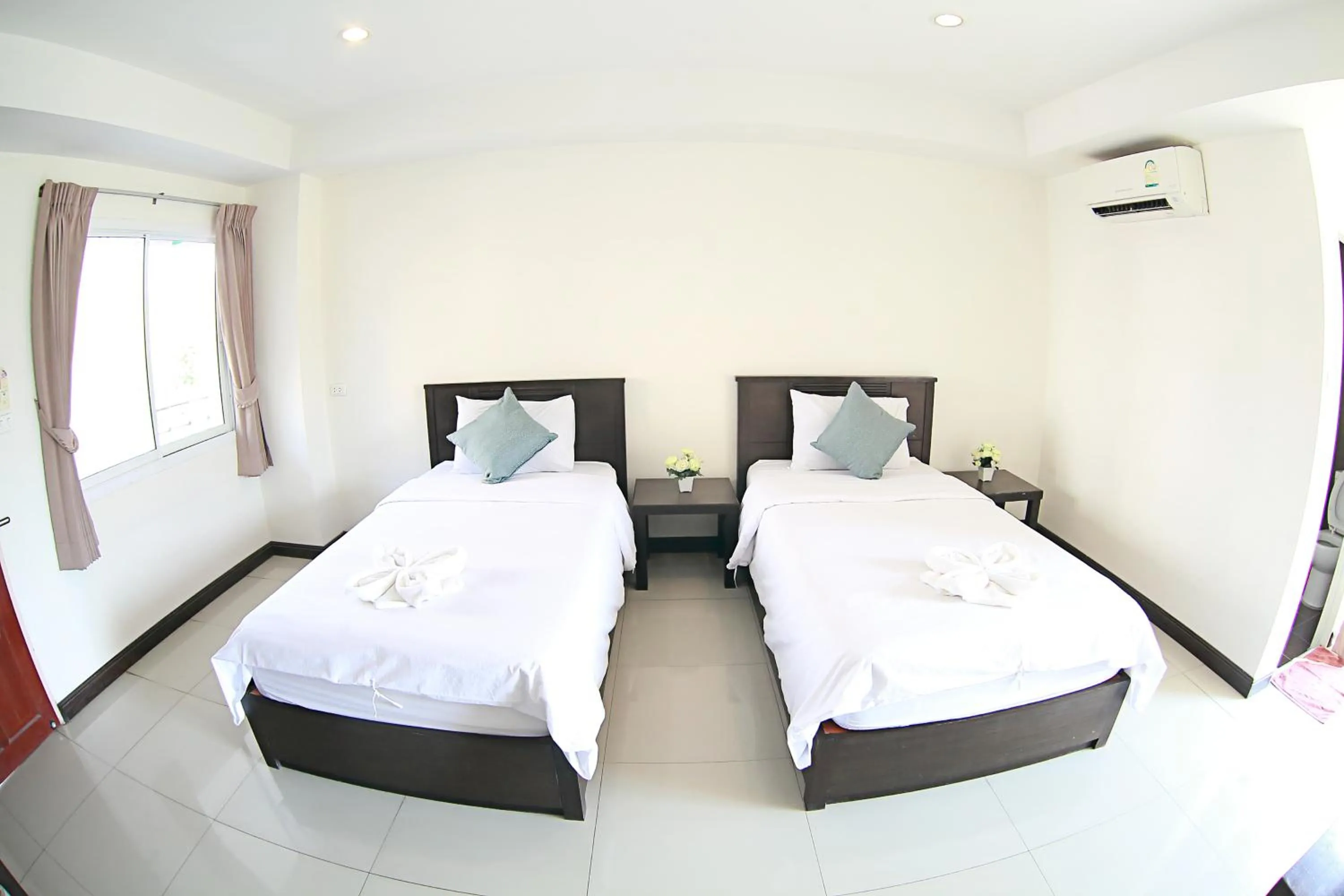 Bedroom, Bed in วีรวรรณ เพลส Weerawan Place