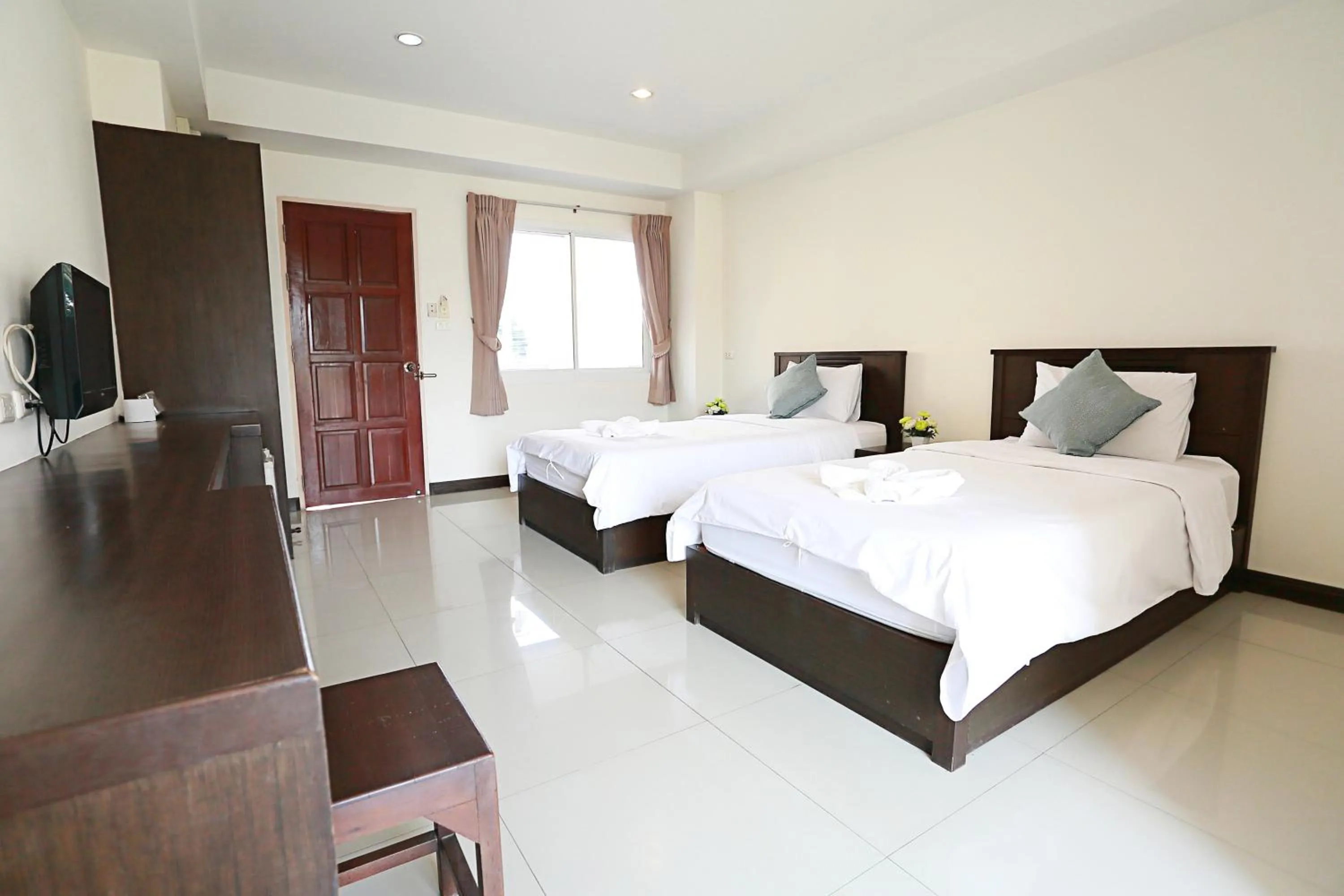 Photo of the whole room, Bed in วีรวรรณ เพลส Weerawan Place