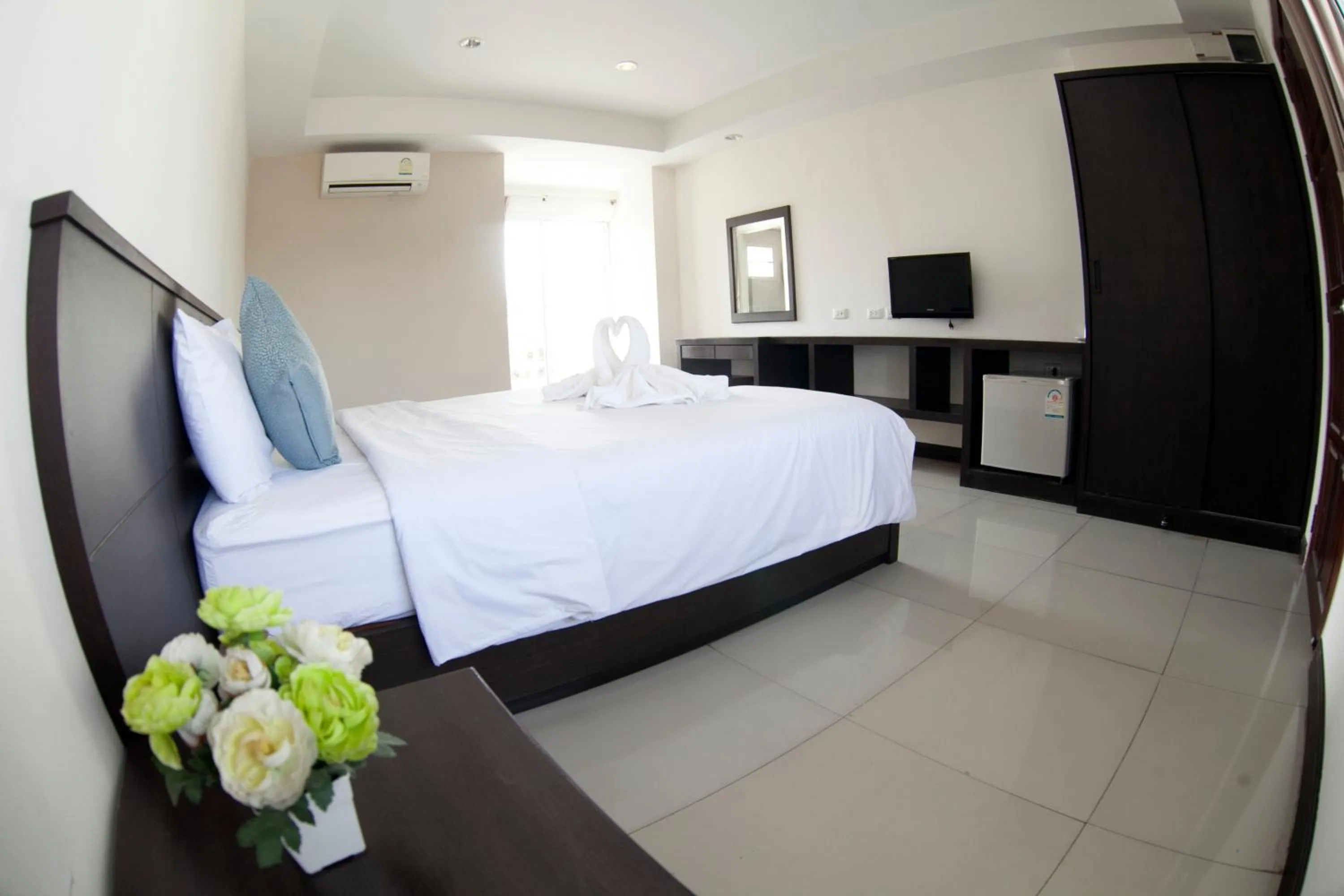 Photo of the whole room, Bed in วีรวรรณ เพลส Weerawan Place