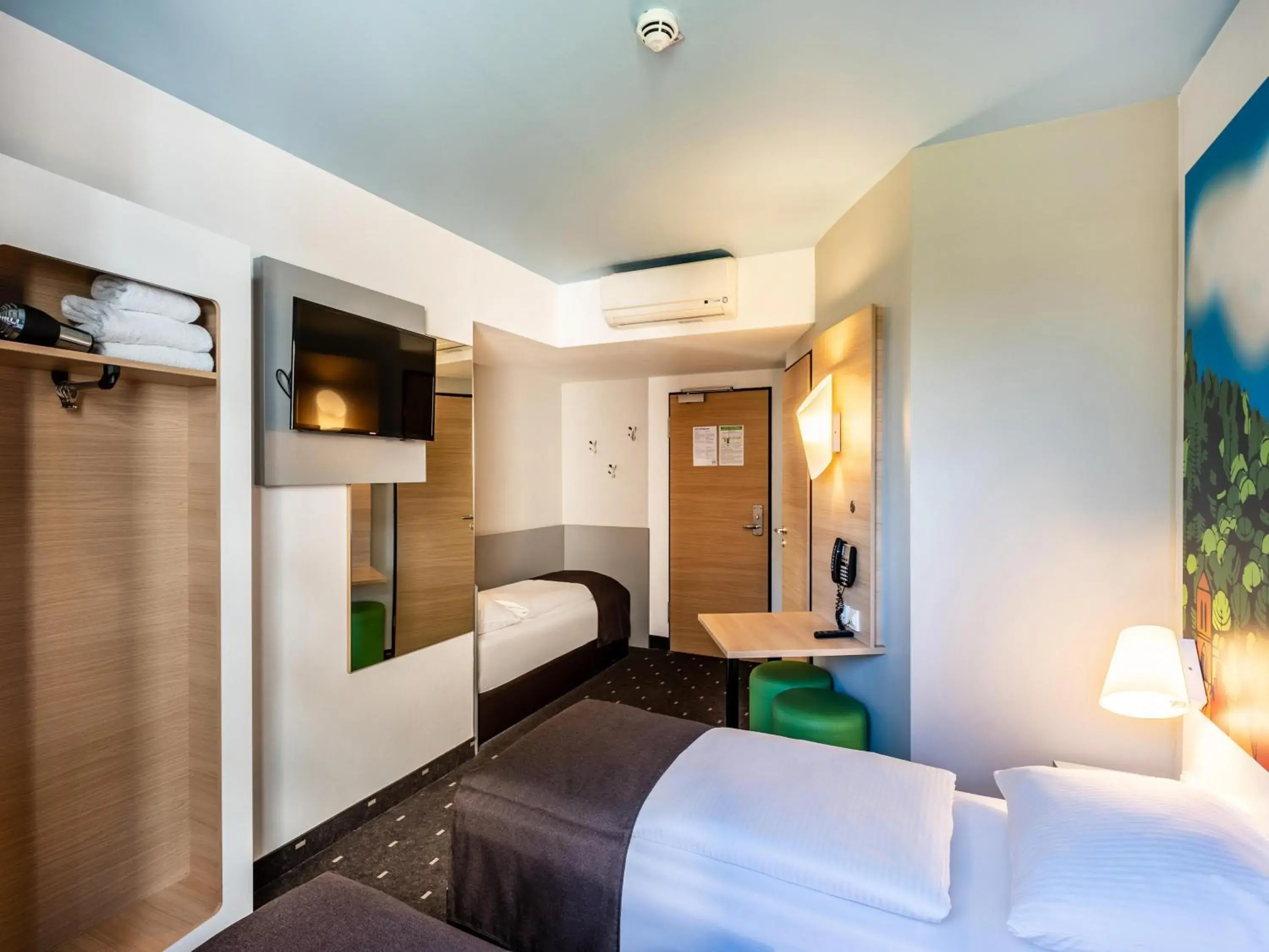 Triple Room in B&B Hotel Freiburg-Süd Triple Room in B&B Hotel Freiburg-Süd